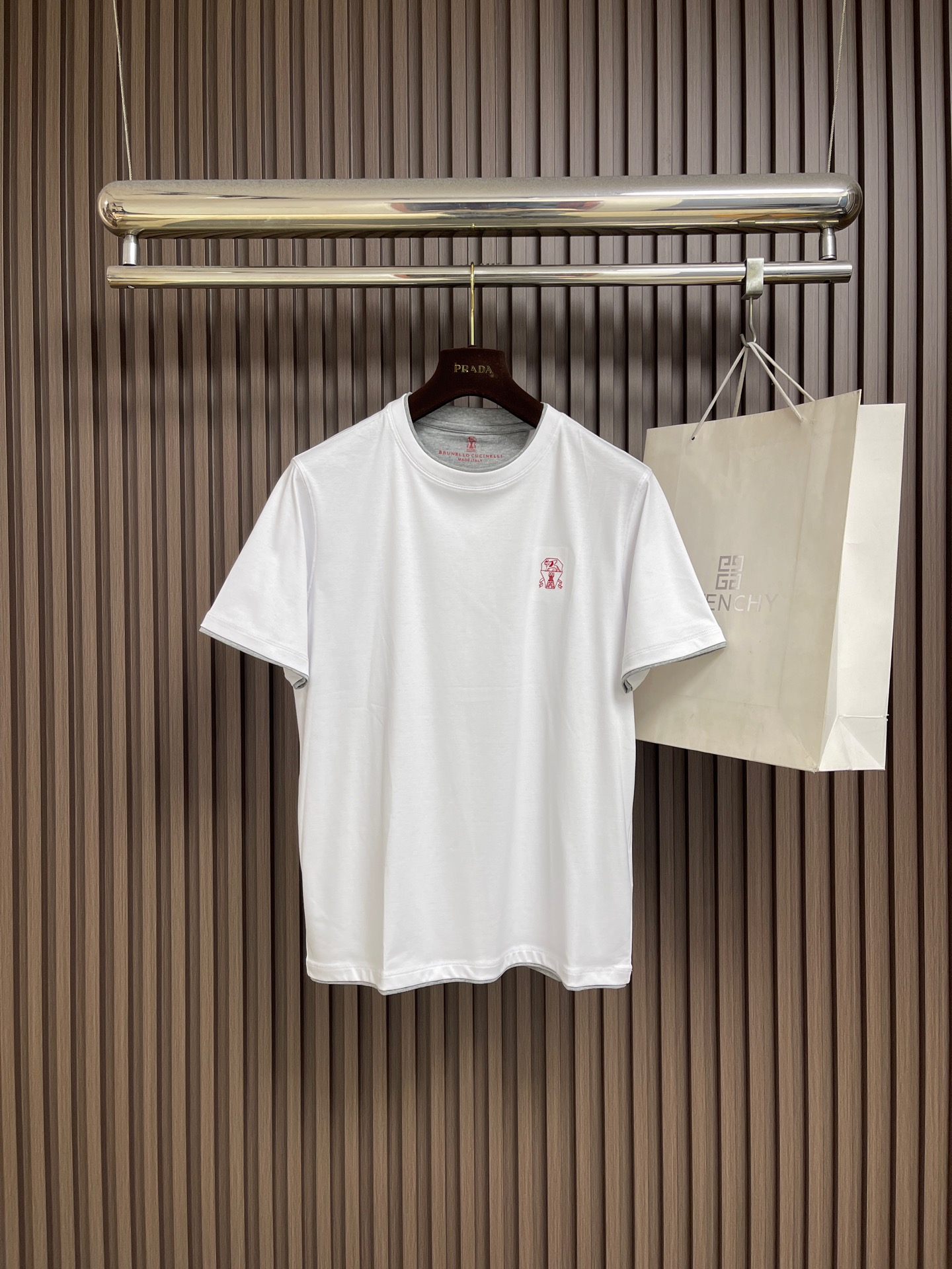 NO:839797,Brunello Cucinelli BC fake two-piece round neck short-sleeved T-shirt with embroidery on the chest, 2026SS early spring new short-sleeved shirt. Men's daily outing with closed eyes and high-end custom fabric short-sleeved shirt. The charm lies in creating a simple and luxurious fashion. You can match it casually to feel the unique British style.  The loose fit shows a casual style. Sizes M-3XL, brunello cucinelli, T-shirt, tees, t-shirt,19860909Brunello Cucinelli BC 胸前刺绣假两件圆领短袖T恤,2026SS早春新款短袖 男士日常出门闭眼搭高级定制面料短袖 魅力在于创造了简约奢华感的时尚,随意搭配感受英式风格独特气质．宽松的版型展现出休闲随意的风格.尺码M-3XL,,brunello cucinelli,T-shirt,tees，t-shirt,,Men's clothing