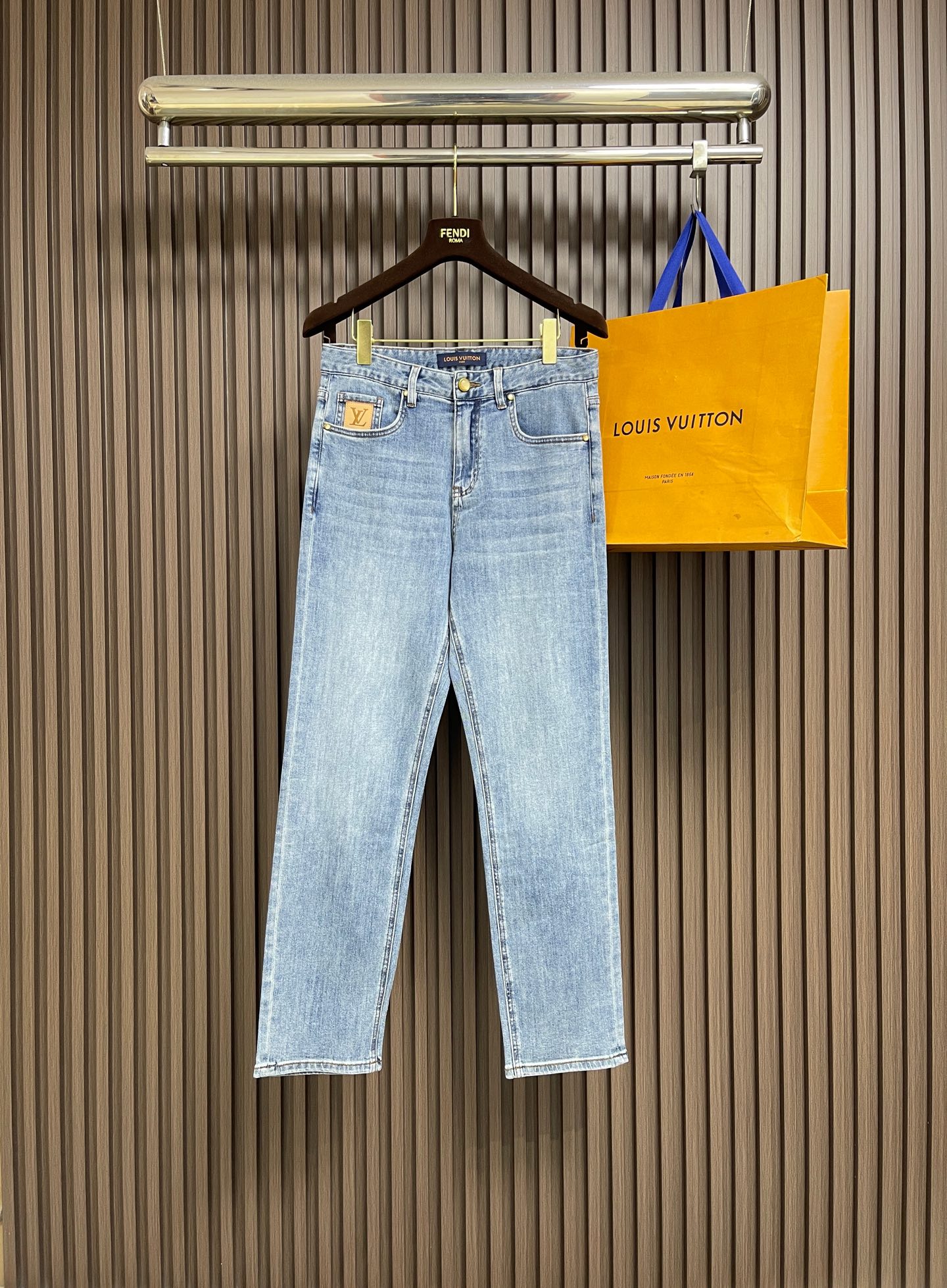 NO:842658,LV 2026ss new early spring jeans. This style of skateboard jeans is made of Japanese fine denim fabric and reinterprets the classic design with craftsmanship. The LV logo is embroidered on the back pocket and the nubuck logo patch is embellished on the waist. It can be easily matched with various styles. Sizes 29-36 No 35, Louis Vuitton, Jeans,19860909LV 2026ss早春新款牛仔裤,本款滑板牛仔裤选用日本精工丹宁布,以匠艺巧思重释经典设计.后袋处以刺绣 LV logo标识,腰际点缀正绒面革标识贴饰,可轻松搭配各式造型.尺码29-36 无35,,louis vuitton,jeans,,Men's clothing