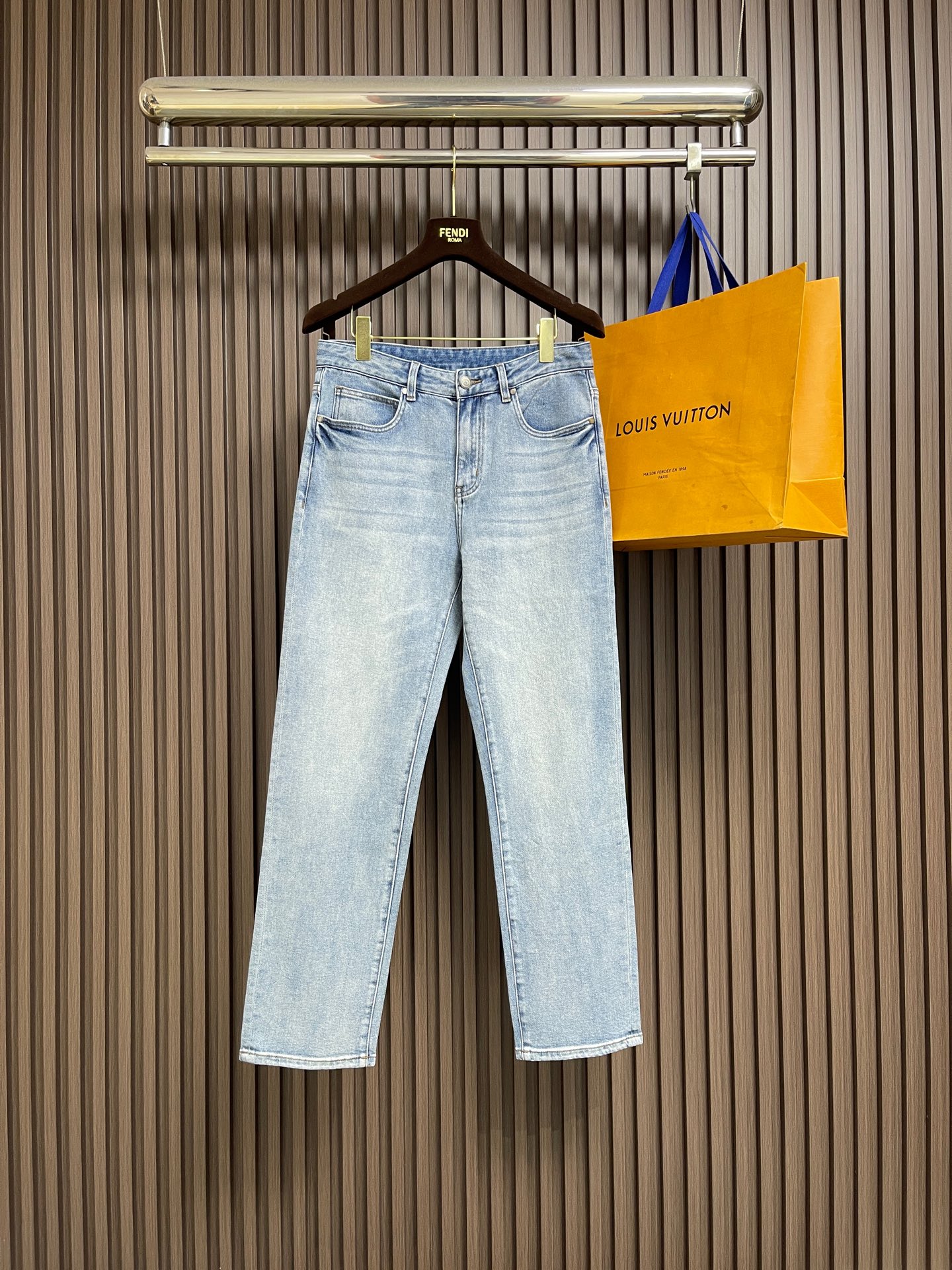 NO:839870,Hermes brand logo multi-wash jeans. Needless to say the trouser style and cut, the upper body is exquisite and vivid, the real first-class top quality material, the most famous denim denim is selected, excellent quality, soft and comfortable, after multiple washes, the color is durable and fashionable. Sizes 29-36 No 35, hermes, jeans,19860909Hermes 品牌标识多重水洗牛仔裤.裤型款式和剪裁亦无需多言,上身精致跃然,真正的一等一顶级质料,选用最有名丹宁牛仔布,品质卓越,柔软舒适,经过多重洗水,色系耐看时尚.尺码29-36 无35,,hermes,jeans,,Men's clothing
