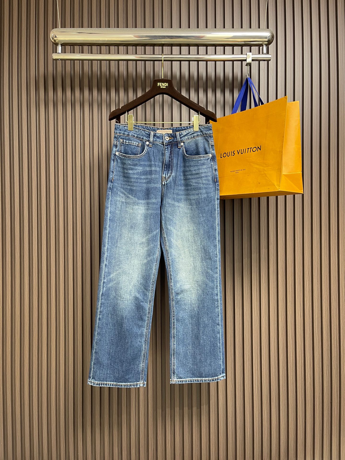 NO:839906,Bottega Veneta BV 2025SS new distressed jeans, original hardware accessories, workmanship details and stitching are quite good, fermentation and rinsing process, selected high-quality Danny denim fabric, fashionable men's Hong Kong style. Size 29-36 No 35,,bottega veneta,bottega veneta,jeans,19860909Bottega Veneta BV 2025SS新款做旧牛仔裤,原版五金辅料、做工细节车线相当好,酵磨漂洗水工艺,精选优质丹尼牛仔布面料、时尚潮男港风款.尺码29-36 无35,,bottega veneta,bottega veneta,jeans,,Men's clothing