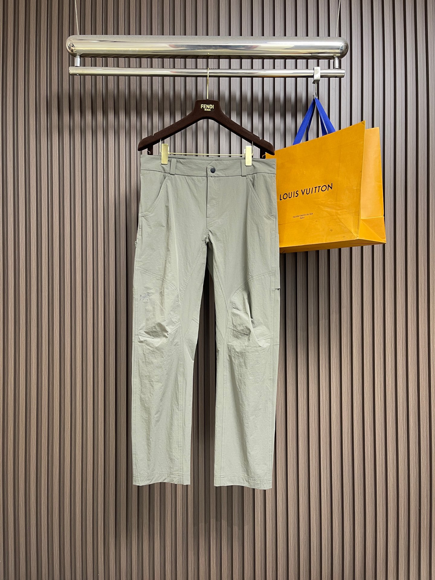 NO:839875,Arc'teryx men's and women's soft-shell breathable zipper couple's professional outdoor hiking pants, the whole version is pure, can be freely switched between hiking, leisure, business, mountaineering, camping, travel and other scenes. Cordura tear-resistant fabric sports tailoring, fit and comfortable, and the fabric is windproof, rainproof and moisture-permeable to cope with extreme weather. Functional waist adjustment buckle design, thigh zipper pocket for easy access, 13-needle high-density stitching for stronger stitching. Size M-3XL, arc'teryx,19860909Arcteryx 始祖鸟男女款软壳透气拉链情侣款专业户外徒步裤,整条版型纯正,可徒步 休闲 商务 登山 露营 旅行等多场景自由切换,cordura抗撕裂面料运动剪裁,合体0舒束缚,面料防风防雨透湿性应对极端天气.腰部功能调节扣设计,大腿拉链口袋轻松取物,13针高密针距缝制更加牢固.尺码M-3XL,arc'teryx,,Men's clothing