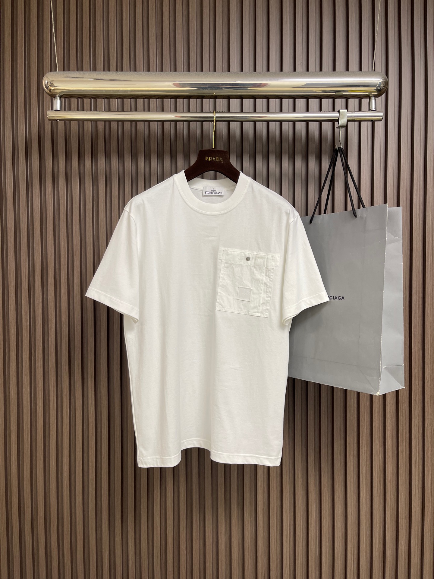 NO:839873,Stone lsland Stone Island's new chest three-dimensional splicing T-shirt, 280 grams of heavyweight pure cotton fabric, the logo is integrated into the Stone Island classic logo, the whole piece is softly washed, soft and shrink-free. It can be matched with the same style to create a fashionable look, to control various occasions, customized accessories, complete three standards, same style for men and women. Sizes M-XXL, tees, t-shirt,19860909Stone lsland 石头岛新款胸前立体拼接T恤,280克重磅纯棉面料 标识融入石头岛经典标识,整件做加柔洗水,柔软无缩率.能与同款搭配营造时尚造型,驾驭各种场合,定制辅料,三标齐全,男女同款.尺码M-XXL,,tees，t-shirt,,Men's clothing