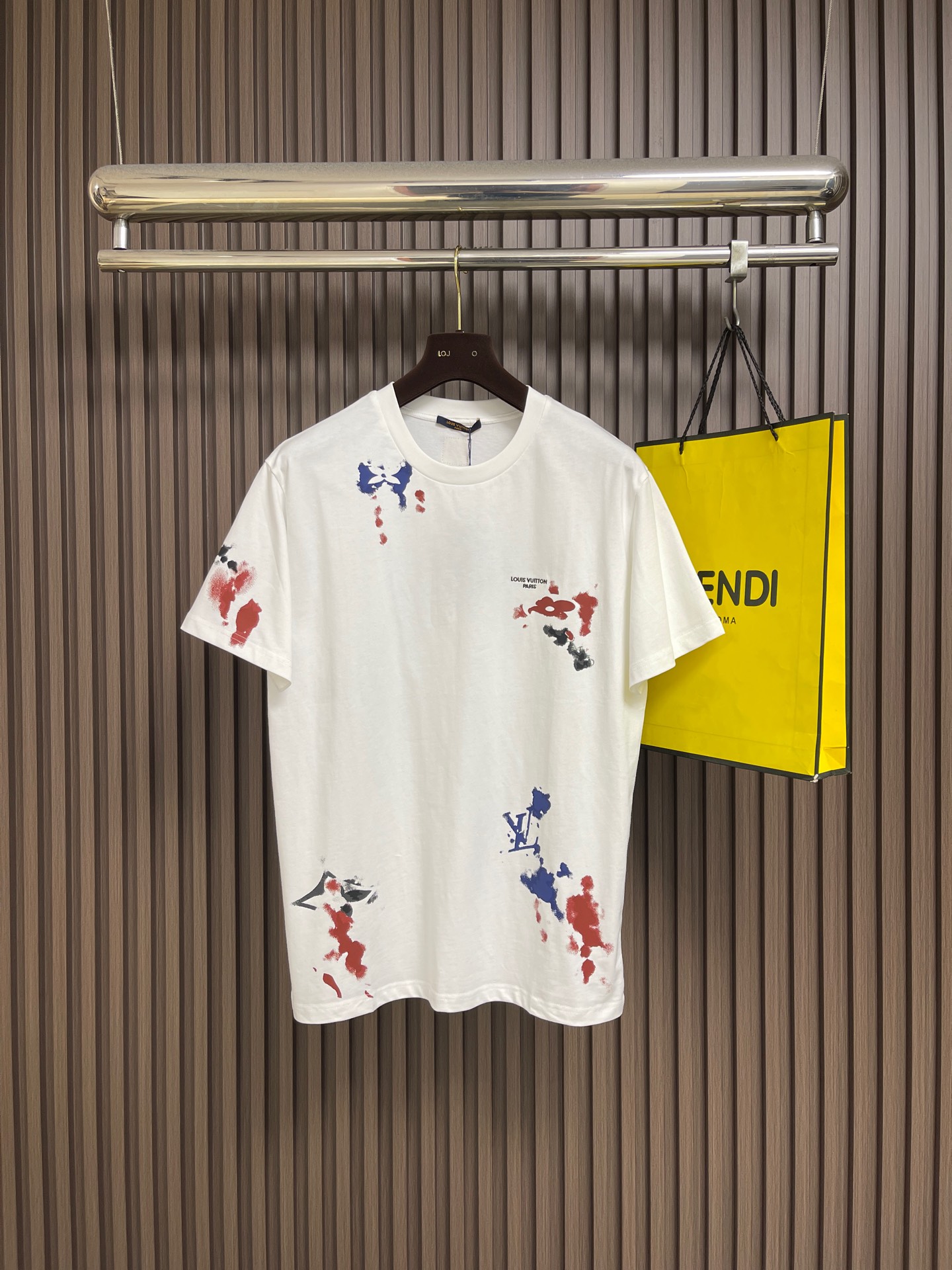 NO:847363,LV art graffiti T-shirt. This short-sleeved T-shirt brings a new attitude to the street!  Red, blue and white splash-ink graffiti + brand dark pattern, artistic sense and street sense collide. Loose tailoring adapts to various body shapes, and the simple background color brings out the tension of graffiti. It is very eye-catching for trendy people going out on the street or at parties. Unlock the password for personalized dressing ~ Sizes S-XL S size Bust 107 Shoulder width 47 Clothing length 71.5 M size Bust 111 Shoulder width 49 Clothing length 72.5 L size Chest 115 Shoulder width 51  Clothes length 73.519860909LV 艺术泼墨涂鸦T恤 这款短袖T恤,玩转出街新态度！红蓝白泼墨涂鸦+品牌暗纹,艺术感与街头感碰撞.宽松剪裁适配各种身形,简约底色衬出涂鸦张力,潮人出街、聚会炸场都超吸睛,解锁个性穿搭密码～尺码S-XL S码 胸围107肩宽47 衣长71.5 M码胸围111 肩宽49 衣长72.5 L码 胸围115 肩宽51 衣长73.5 XL码胸围119 肩宽53 衣长74.5,,louis vuitton,T-shirt,tees，t-shirt,,Men's clothing