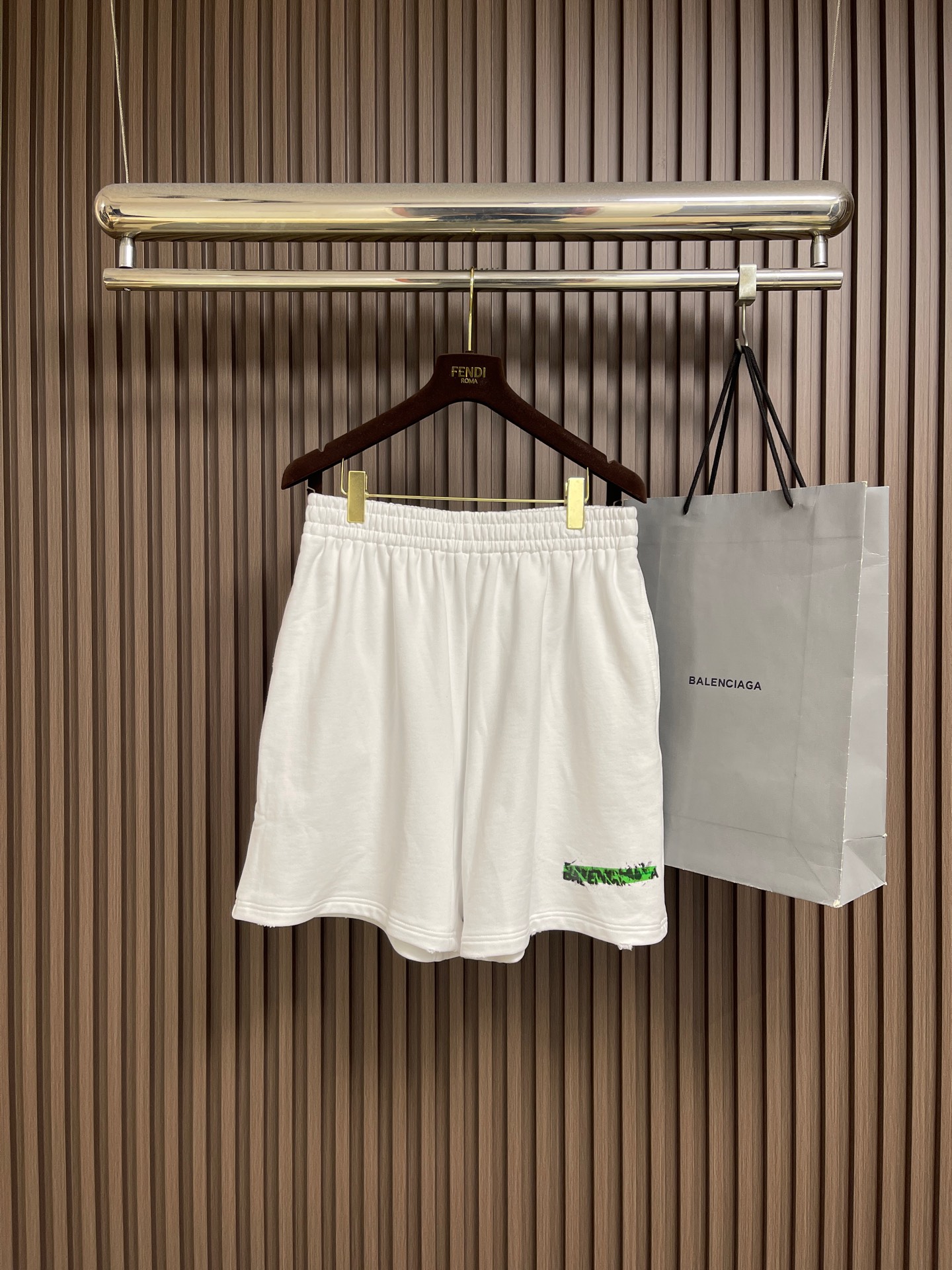 NO:842628,Balenciaga  Tape distressed trim diagonal pocket shorts, these Balenciaga SS26 casual shorts are made of heavyweight pure cotton fabric, pre-shrunk and enzyme stonewashed. It feels soft and skin-friendly and has a retro distressed texture. It has excellent breathability and perspiration.  , not easy to deform after long-term wear. It adopts a loose wide-leg design, suitable for a variety of wearing styles; the elastic waistband has built-in high-elastic elastic bands, and is matched with the same color hemming process to fit the waist and abdomen without tightening, and is easy to put on and take off. The trouser legs are hand-edged and distressed to create a natural raw edge effect and enhance the street style.  Trendy attributes; the side seam diagonal pockets are made of double-layer reinforced stitching, which is highly load-bearing and will not easily deform when placed. The trousers are decorated with the brand's iconic distressed edge printing, using an environmentally friendly offset printing process, which has full color fastness and retains a distinctive texture after repeated washing. The wiring follows the brand's strict standards and is made of  Using four-needle and six-thread boneless suture technology, the waistband, side seams and other stress-bearing areas are double-locked to eliminate hidden dangers of thread opening. The overall design is simple and neat, with both fashion sense and practical wearability. It is a luxury item to create a street style. The overall routing is straight and delicate, the fabric is comfortable and soft, and the color is consistent and has no color difference.  It can be matched with the same style to create a fashionable look, and can be used in various occasions. Customized accessories, complete with three standards, same style for men and women!  Size XS-L XS size pants length 50 waist 66 hips 127 S size pants length 51 waist 70 hip 13119860909Balenciaga 胶带做旧饰边斜口袋短裤,这件Balenciaga巴黎世家SS26休闲短裤,甄选重磅高克重纯棉面料打造,经预缩水处理与酵素石洗工艺,触感柔软亲肤且自带复古做旧质感,透气排汗性优异,久穿不易变形.采用宽松阔腿版型设计,适配多元穿搭风格；松紧腰头内置高弹橡筋,搭配同色系包边工艺,贴合腰腹不勒肉,穿脱便捷.裤脚采用手工磨边做旧工艺,打造自然毛边效果,强化街头潮流属性；侧缝斜口袋采用双层加固缝线,承重性强,放置物品不易变形.裤身饰以品牌标志性做旧饰边印花,采用环保胶印工艺,色牢度拉满,反复洗涤仍保持鲜明质感.走线遵循品牌严苛标准,采用四针六线无骨缝合技术,腰头、侧缝等受力处双重锁边,杜绝开线隐患,整体设计简约利落,兼具潮流感与实穿性,是打造街头造型的奢品单品.整体走线平直细腻,面料舒适柔软,颜色一致无色差 能与同款搭配营造时尚造型,驾驭各种场合,定制辅料,三标齐全,男女同款！尺码XS-L XS码裤长50 腰围66 臀围127 S码 裤长51 腰围70 臀围131 M码裤长52 腰围74 臀围135 L码 裤长53 腰围78 臀围139,,balenciaga,balenciaga,shorts,,Men's clothing