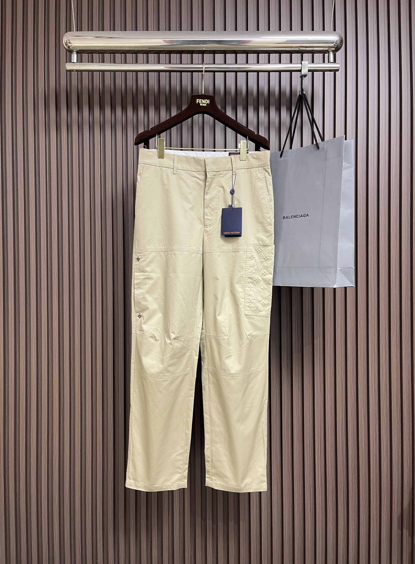NO:842675,Tops pants LV  The embossed workwear lapel jacket, jacket, and trousers set is made of custom-imported high-density crisp woven fabrics, which are light, smooth and delicate to the touch, and are skin-friendly without restraint. It has excellent anti-wrinkle properties, breathability and drape, and is not prone to pilling or deformation after long-term wear. It takes into account daily comfort and long-lasting durability; simple  The classic lapel collar shape has neat and neat lines, which fits the neck line and is not easy to lose shape. It neatly modifies the proportion of the shoulder and neck, and enhances the overall neat and capable aura. The embossed texture is full and three-dimensional, and the texture is clearly layered. It low-key releases the exclusive luxury brand heritage and is full of recognition; the entire body of the garment is precisely and straightly routed, locking  The edges are rigorous and neat, and the details show the high standard of craftsmanship. It is matched with casual trousers of the same fabric and the same craftsmanship. The sides of the trousers continue to be embellished with the same classic embossed logo, and the style echoes the overall style. The loose, neat, straight and slightly wide version accommodates a variety of body shapes, and the upper body is not tight or bloated, allowing for movement.  Comfortable and unrestrained; the light khaki solid color background is simple, clean and versatile, low-key, calm and not ostentatious; it can be easily adapted to whether it is daily commuting, light business travel, leisure strolling or light outdoor travel, and can easily be worn to create a mature man's light luxury, high-end but not exaggerated style. Sizes S-XL, Louis  vuitton,jackets & coats,jackets & coats,19860909上衣 裤子 LV 压花工装翻领夹克外套长裤套装,采用定制进口高密挺括梭织面料,触感轻盈顺滑细腻,上身亲肤无束缚,具备优秀的抗皱性透气性与垂坠感,久穿不易起球不易变形,兼顾日常穿搭舒适体验与长久耐用质感；简约经典翻领领型,线条利落工整,贴合颈部线条不易走形,利落修饰肩颈比例,提升整体利落干练气场,压印纹理饱满立体深刻,肌理层次分明,低调释放专属奢华品牌底蕴,辨识度满满；整件衣身走线精密平直,锁边严谨工整,细节处尽显高规格匠人缝制水准；配套同面料同工艺休闲长裤,裤身侧边延续同款经典压花标识点缀,风格上下呼应整体性极强；宽松利落直筒微阔版型,包容多种身材身形,上身不紧绷不臃肿,活动自在无拘束；浅卡其纯色底色简约大气干净百搭,低调沉稳不张扬；不管是日常通勤轻商务出行休闲逛街还是轻户外出行都可以轻松适配,轻松穿出成熟男士轻奢高级不浮夸的穿搭格调.尺码S-XL,,louis vuitton,jackets & coats,jackets & coats,,Men's clothing