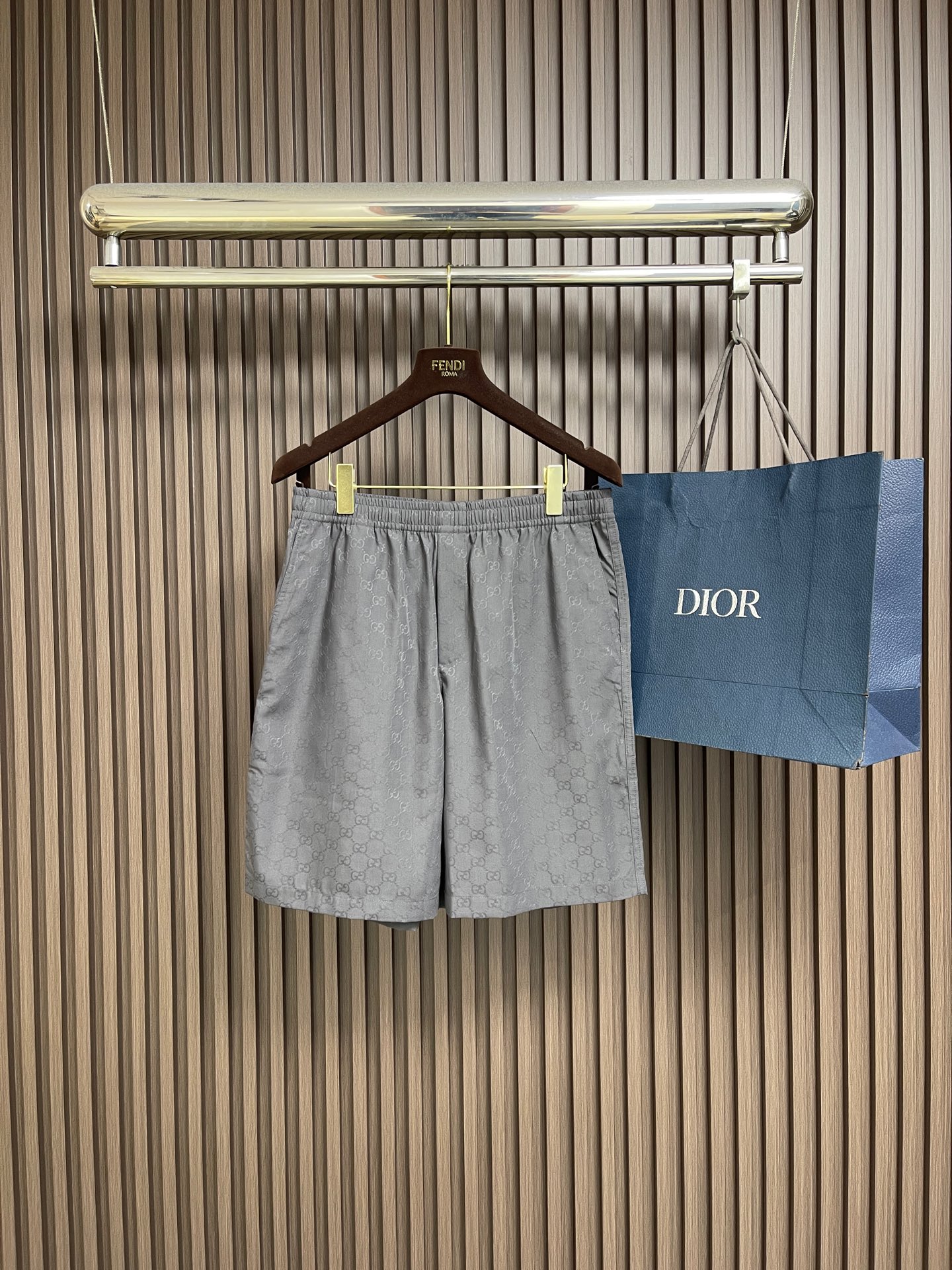 NO:839877,Tops Shorts P Gucci volcanic gray dark pattern short shirt and shorts suit. This short-sleeved shirt uses dark pattern jacquard technology to present a low-key texture. The classic lapel is matched with a single pocket, which is simple yet refined. The fabric drape is smooth and the version is loose and comfortable. It can be worn alone or layered, suitable for leisure, light business and other scenarios. Sizes S-XL,,gucci,shorts,shirts,T-shirt,19860909上衣 短裤P Gucci 火山灰暗纹短衬衫短裤套装,这款短袖衬衫以暗纹提花工艺呈现低调质感,经典翻领搭配单口袋,简约不失精致.面料垂坠顺滑,版型宽松舒适,可单穿可内搭,适配休闲、轻商务等多场景.尺码S-XL,,gucci,shorts,shirts,T-shirt,,Men's clothing