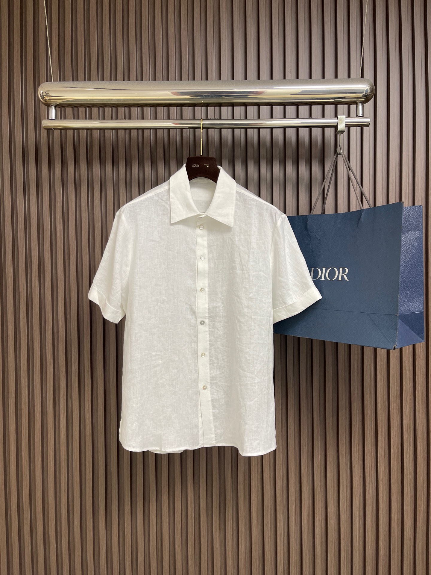 NO:839883,Zegna 2026SS new linen short-sleeved shirt and shorts suit. This shirt is made of blended linen fabric. It has shell button opening and closing. The short-sleeved shirt style design and linen material make the summer more refreshing and comfortable. It is versatile for business and leisure. It is highly recommended!  Size M-XXL,,shorts,shirts,T-shirt,19860909Zegna 2026SS新款亚麻短袖衬衫短裤套装,这款衬衫采用混纺亚麻面料制作而成,贝壳纽扣开合,短袖衬衫款式设计搭配麻料让夏季更加清爽舒适,商务休闲都巨百搭,强烈建议！尺码M-XXL,,shorts,shirts,T-shirt,,Men's clothing