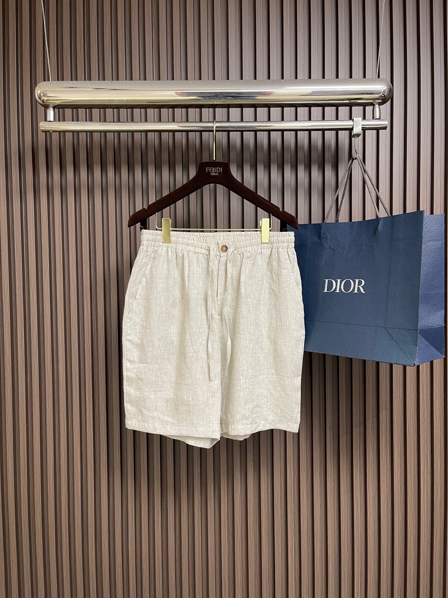 NO:842649,Tops Shorts Zegna 2026SS new linen short-sleeved shirt-shorts suit. This shirt is made of blended linen fabric. It has shell button opening and closing. The short-sleeved shirt style design and linen material make the summer more refreshing and comfortable. It is versatile for both business and leisure. Highly recommended!  ,,shorts,shirts,T-shirt,19860909上衣 短裤 Zegna 2026SS新款亚麻短袖衬衫短裤套装,这款衬衫采用混纺亚麻面料制作而成,贝壳纽扣开合,短袖衬衫款式设计搭配麻料让夏季更加清爽舒适,商务休闲都巨百搭,强烈建议！,,shorts,shirts,T-shirt,,Men's clothing