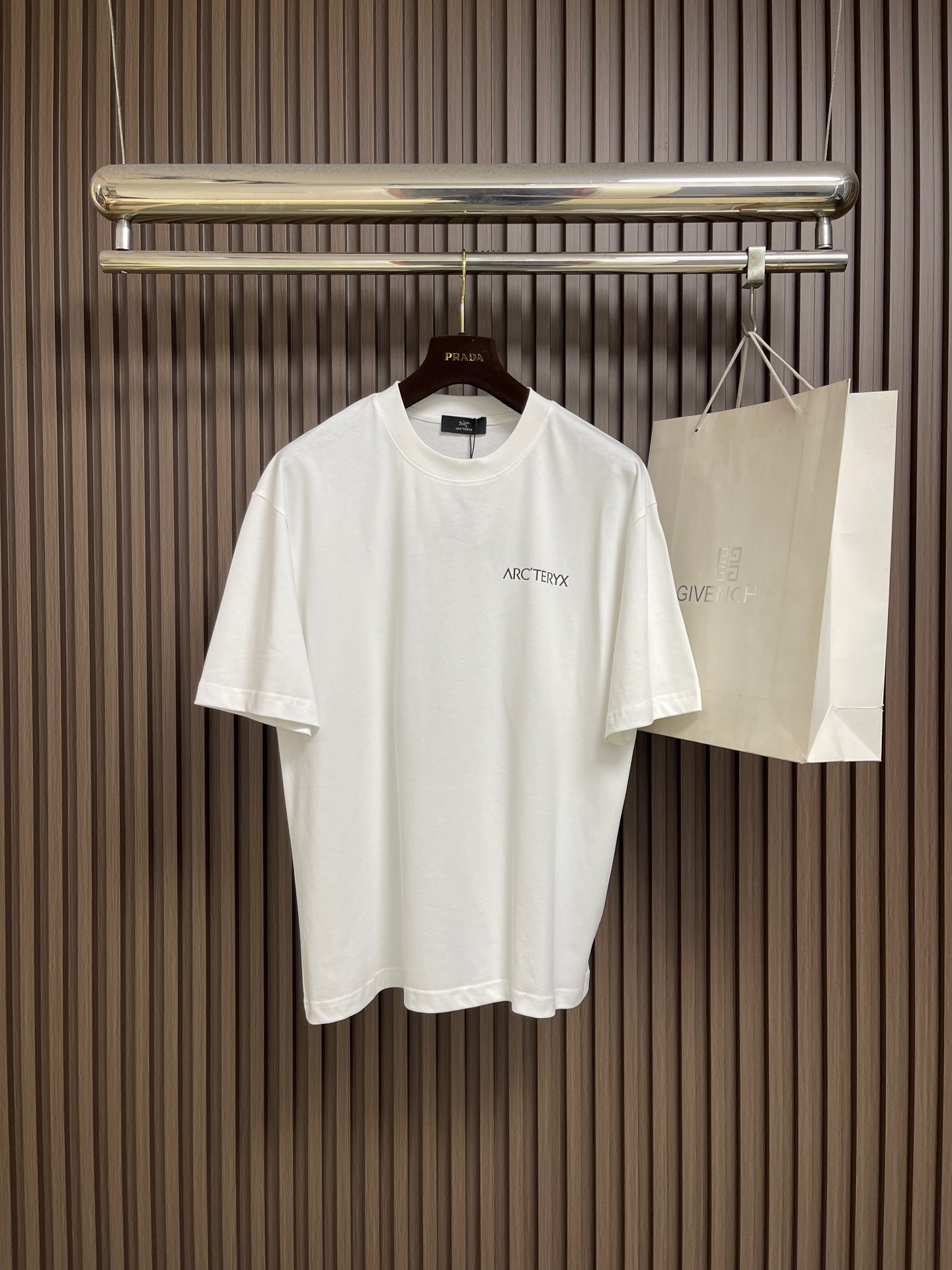 NO:839831,Arcteryx 2026SS front and back printed short-sleeved T-shirt is made of 60-count double-ply, 270g cotton fabric. The upper body is breathable, never pilling, soft and comfortable to the touch, and the whole garment is flat-laid and three-dimensional. The neckline and hem are double-narrow flat-laid. Customized side labels, complete accessories, full texture, sizes M-XXL, M size, bust 110, shoulder width 51.5, length 71, L size, bust 114  Shoulder width 52.5, length 73 XL, bust 118, shoulder width 53.5, length 75, size XXL, bust 122, shoulder width 54.5, length 76, arc'teryx, T-shirt, tees, t-shirt,19860909Arcteryx始祖鸟 2026SS 前后印花短袖T恤 采用60支双股,270g全棉面料.上身透气,绝不起球,手感柔软舒适,全衣平车走线立体剪裁.领口,下摆双窄针平车.定制侧标,辅料齐全,质感十足,尺码M-XXL  M码 胸围110 肩宽51.5 衣长71 L码 胸围114 肩宽52.5 衣长73  XL码 胸围118 肩宽53.5 衣长75 XXL码 胸围122 肩宽54.5 衣长76,arc'teryx,T-shirt,tees，t-shirt,,Men's clothing