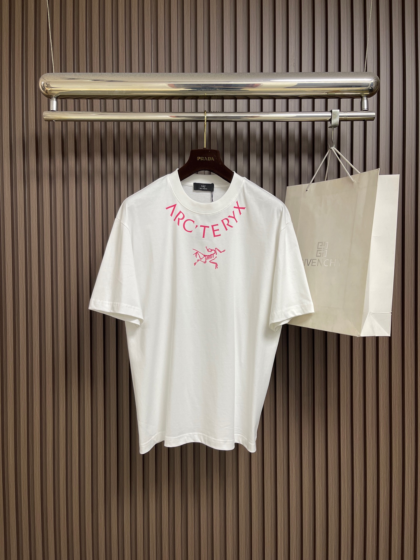 NO:839826,Arcteryx 2026SS collar printed short-sleeved T-shirt is made of 60-count double-ply, 270g cotton fabric. The upper body is breathable, never pilling, soft and comfortable to the touch, and the whole garment is flat-laid and three-dimensional. The collar and hem are double narrow-needle flat-laid. Customized side labels, complete accessories, full texture, sizes M-XXL, M size, bust 110, shoulder width 51.5, length 71, L size, bust 114  Shoulder width 52.5, length 73 XL, bust 118, shoulder width 53.5, length 75, size XXL, bust 122, shoulder width 54.5, length 76, arc'teryx, T-shirt, tees, t-shirt,19860909Arcteryx始祖鸟 2026SS 领口印花短袖T恤 采用60支双股,270g全棉面料.上身透气,绝不起球,手感柔软舒适,全衣平车走线立体剪裁.领口,下摆双窄针平车.定制侧标,辅料齐全,质感十足,尺码M-XXL  M码 胸围110 肩宽51.5 衣长71 L码 胸围114 肩宽52.5 衣长73  XL码 胸围118 肩宽53.5 衣长75 XXL码 胸围122 肩宽54.5 衣长76,arc'teryx,T-shirt,tees，t-shirt,,Men's clothing
