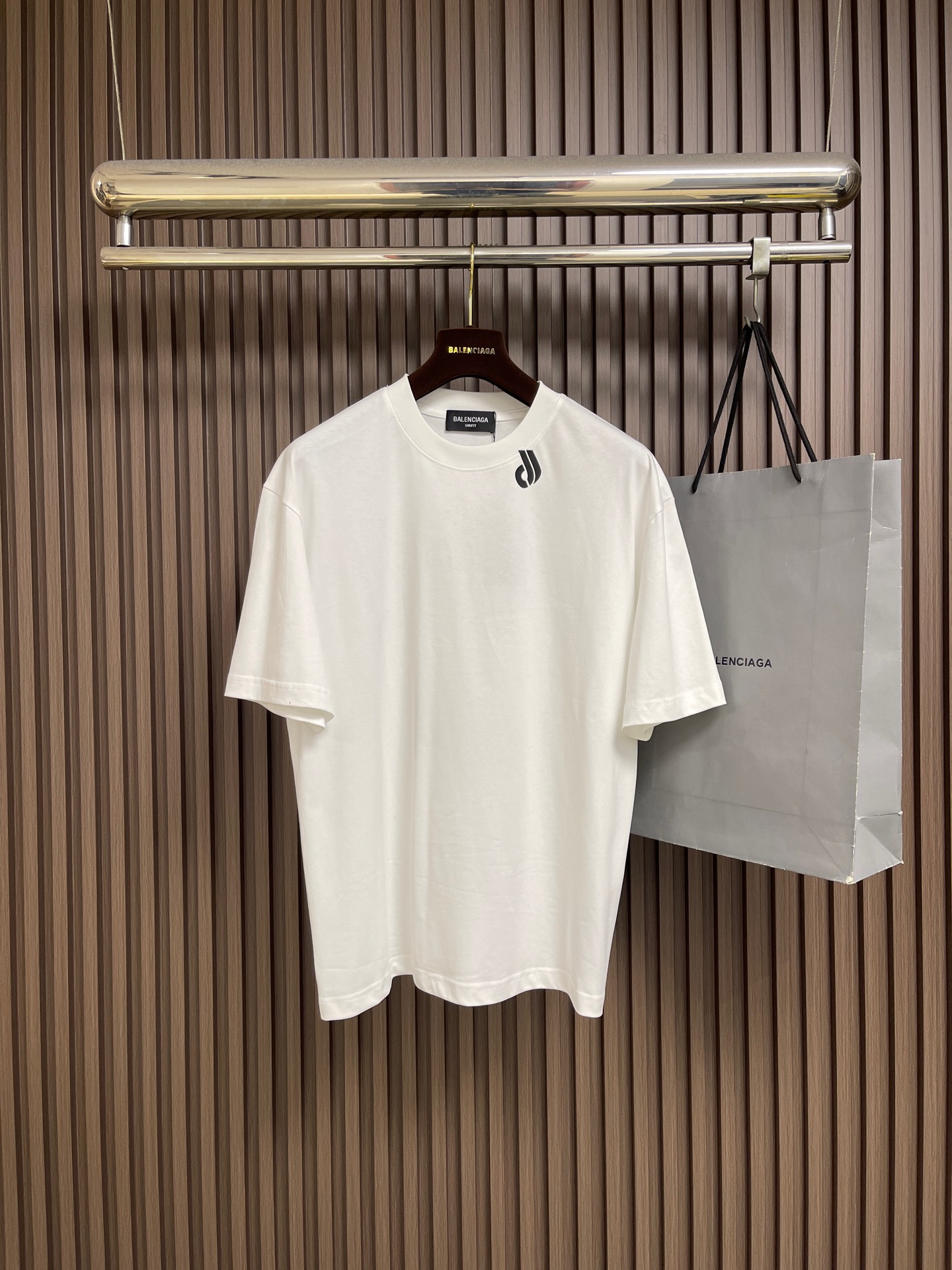 NO:839876,Balenciaga 2026ss new printed short-sleeved T-shirt, ready-to-wear washed, full of design, made of Paris ZP custom-woven and dyed cotton double yarn, weight 260 grams, clean cloth surface.  The fabric texture is clear, soft and comfortable. The threads are set-dyed and there is no color difference. Sizes M-XXL M size bust 110 shoulder width 51.5 length 71 L size bust 114 shoulder width 52.5 length 73  Clothes length 76,,balenciaga,T-shirt,tees,t-shirt,19860909Balenciaga 2026ss新款印花短袖T恤,成衣洗水,设计感十足 ,面料采用巴黎ZP定织定染全棉双纱、克重260克,布面干净．布纹清晰,柔软舒适.螺纹采用定染无色差.尺码M-XXL  M码 胸围110 肩宽51.5 衣长71 L码 胸围114 肩宽52.5 衣长73  XL码 胸围118 肩宽53.5 衣长75 XXL码 胸围122 肩宽54.5 衣长76,,balenciaga,T-shirt,tees，t-shirt,,Men's clothing