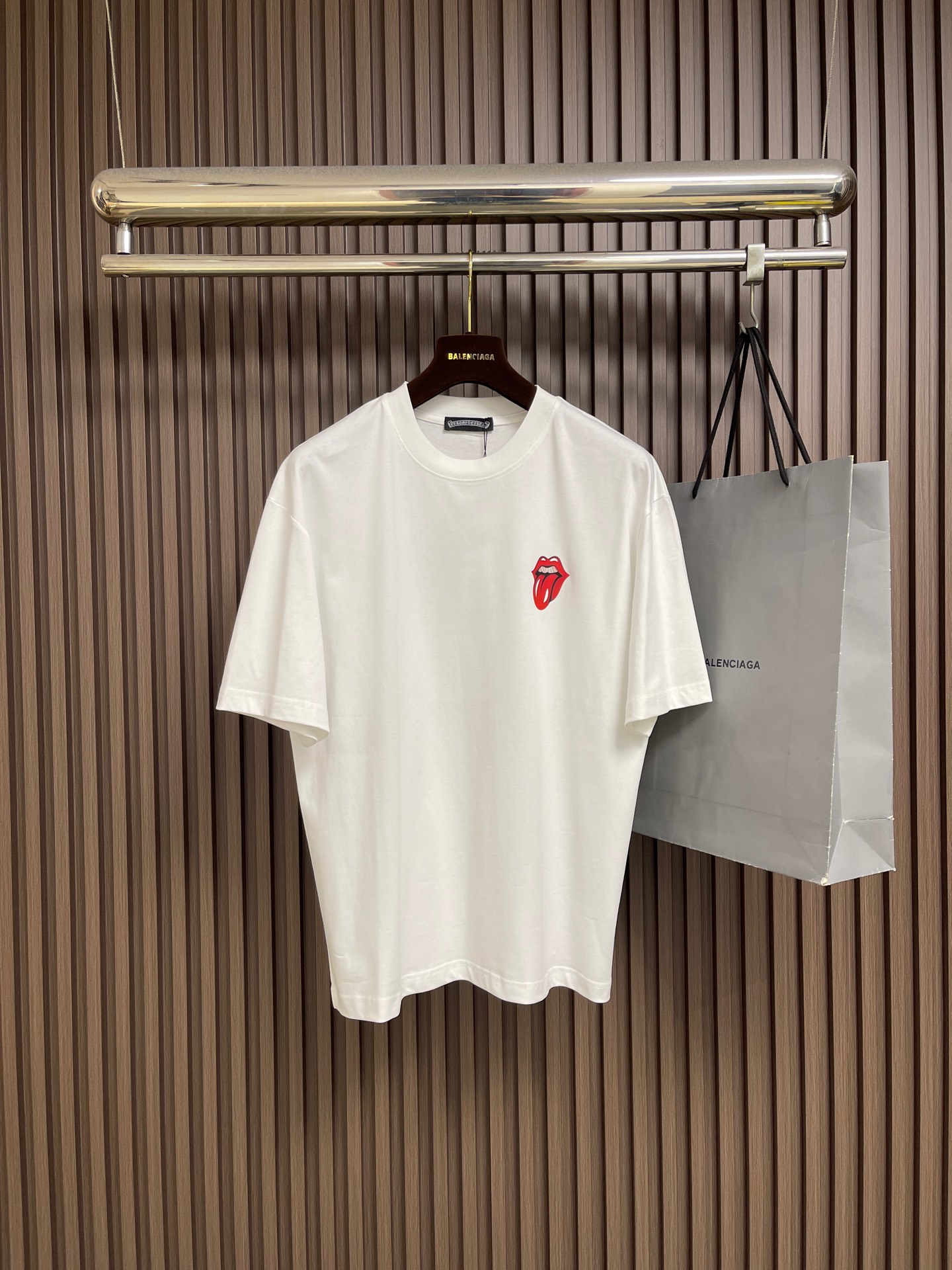 NO:839888,CH Crow Heart co-branded Rolling Stones 2026ss new spring and summer co-branded short-sleeved T-shirt, overall custom-woven and dyed pure cotton fabric, customized Rolling Stones red tongue print. It has different visual effects in different environments, and the details are handled very well. A top-notch item that will never go out of style. Sizes M-XXL  XL code, bust 118, shoulder width 53.5, length 75, XXL code, bust 122, shoulder width 54.5, length 76,,chrome hearts,T-shirt,tees,t-shirt,19860909CH 克罗心 联名滚石乐队 2026ss春夏新款联名短袖T恤,整体定织定染纯棉面料,定制滚石乐队红色小舌头印花 在不同的环境环境里有着不同的视觉效果,细节处理的非常到位,一件永远不会过时的顶级单品.尺码M-XXL  M码 胸围110 肩宽51.5 衣长71 L码 胸围114 肩宽52.5 衣长73  XL码 胸围118 肩宽53.5 衣长75 XXL码 胸围122 肩宽54.5 衣长76,,chrome hearts,T-shirt,tees，t-shirt,,Men's clothing
