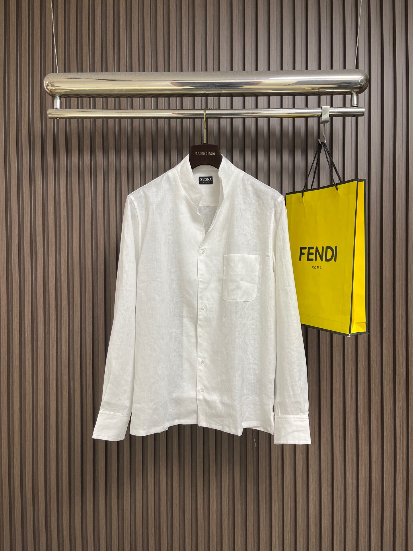NO:845108,ZEGNE LONG SLEEVE LINEN SHIRT This shirt is made from Zegna's proprietary linen fabric, spun from fully traceable European-grown flax fibers, with complementary hand-stitched details, fitted fit, one-piece collar, button placket, hand-stitched. Sizes S-XL Small Shoulder 46.8 Chest 110 Length 71 Medium Shoulder 48 Chest 114 Length 72.5 L Shoulder 49.2  Bust 118, length 74, XL, shoulder width 50.4, bust 122, length 75.5,,zegna,shirts,19860909ZEGNE 长袖亚麻衬衫 这款衬衫选用杰尼亚专有亚麻面料制成,由全面可追溯的欧洲种植亚麻纤维纺成,手工缝制细节相得益彰,合身版型,一片领,纽扣门襟,手工缝制.尺码S-XL S码 肩宽46.8 胸围110 衣长71 M码 肩宽48 胸围114 衣长72.5 L码 肩宽49.2 胸围118 衣长74  XL码 肩宽50.4 胸围122 衣长75.5,,zegna,shirts,,Men's clothing