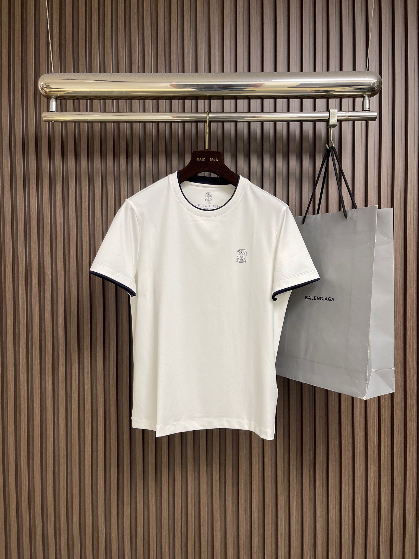 NO:845070,Brunello Cucinelli BC fake two-piece round neck short-sleeved T-shirt with printed logo on the chest, 2026 SS early spring new short-sleeved shirt. Men's daily outing with closed eyes and high-end custom fabric short-sleeved shirt. The charm lies in creating a simple and luxurious fashion. You can match it casually to feel the unique British style.  The loose fit shows a casual style. Sizes 48-56, brunello cucinelli, T-shirt, tees, t-shirt,19860909Brunello Cucinelli BC 胸前印花logo假两件圆领短袖T恤,2026SS早春新款短袖 男士日常出门闭眼搭高级定制面料短袖 魅力在于创造了简约奢华感的时尚,随意搭配感受英式风格独特气质．宽松的版型展现出休闲随意的风格.尺码48-56,,brunello cucinelli,T-shirt,tees，t-shirt,,Men's clothing