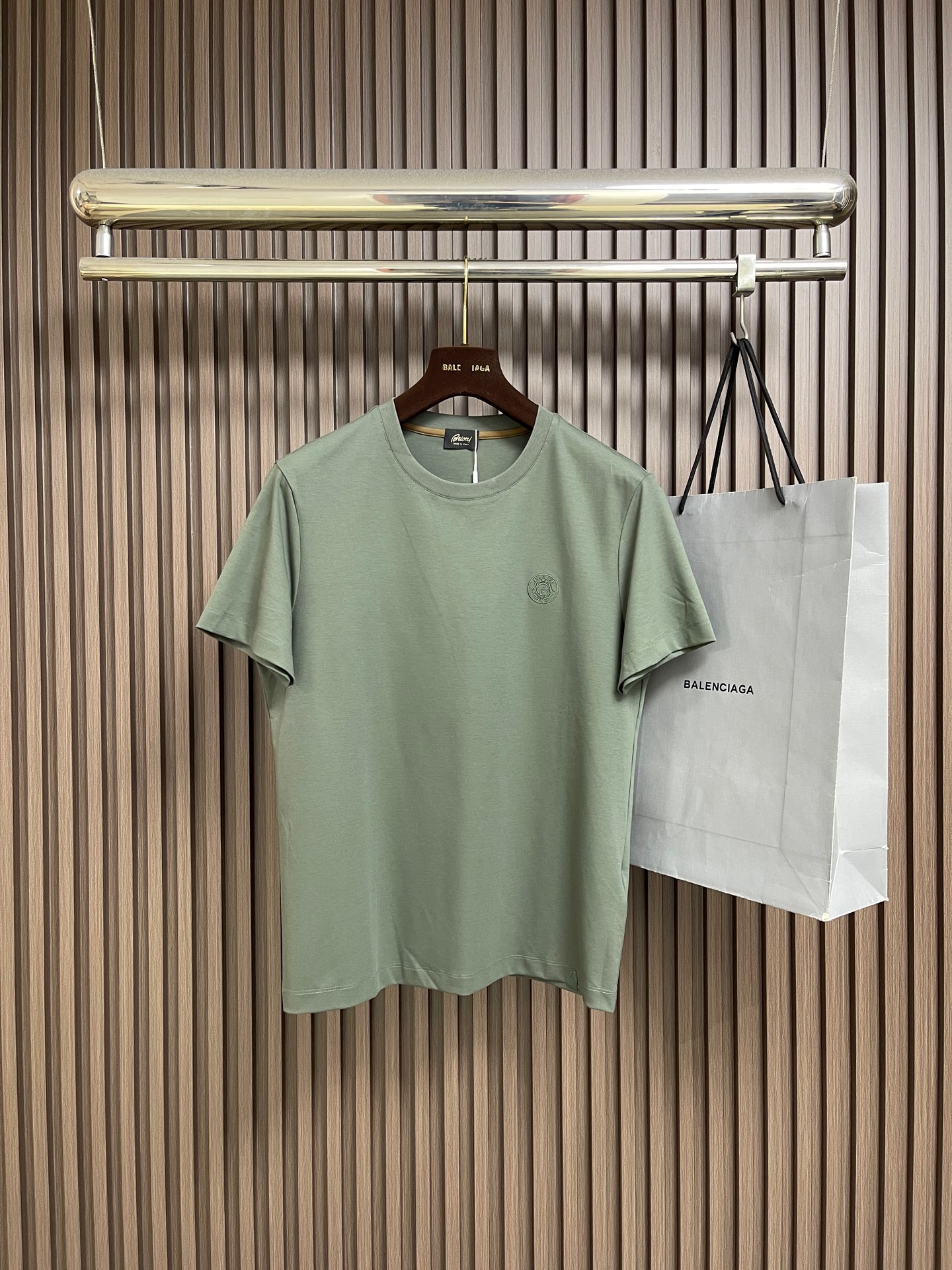 NO:845152,Men's short-sleeved T-shirt with Brioni logo embroidery. The fabric is made of original customized light cotton, which is soft and delicate to the touch, has excellent breathability and has a natural drape.  The chest is decorated with exquisite Brioni logo embroidery. This casual item is versatile and has a soft and comfortable feel. It is easy to match and adds a touch of color to your travel casual style, allowing you to enjoy a comfortable wearing experience in any season. The unique luster of mercerized cotton gives the clothing a low-key and elegant texture, showing your taste and style. For design, we choose classic  The solid color tone is simple and elegant, easy to match. The exquisite letter embroidery pattern on the chest adds a touch of fashion and personality, without being ostentatious without losing the beauty of details. The round neck design is classic and versatile, suitable for various occasions, whether it is daily travel or casual gatherings, it can be easily controlled. Sizes 48-56, T-shirt, tees, t-shirt,19860909Brioni logo刺绣标识男士短袖T恤,面料采用原版定制光棉,触感柔软细腻,透气性极佳,自然垂感十足 胸前饰有精致的Brioni标志刺绣.这款休闲单品百搭百搭,手感柔软舒适.易于搭配,为您的旅行休闲造型增添一抹亮色,让您在任何季节都能享受舒适的穿着体验.丝光棉特有的光泽感,赋予衣物低调而优雅的质感,尽显您的品味与格调.设计上,我们选用了经典的纯色基调,简洁大方,易于搭配.胸前精致的字母刺绣图案,增添了一丝时尚与个性,既不张扬又不失细节之美.圆领设计经典百搭,适合各种场合穿着,无论是日常出行还是休闲聚会,都能轻松驾驭.尺码48-56,,T-shirt,tees，t-shirt,,Men's clothing