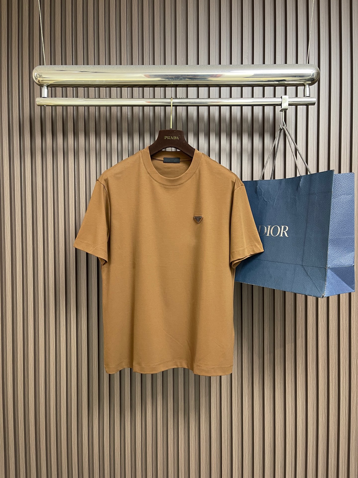 NO:845142,Prada 2026SS early spring new triangle logo short-sleeved T-shirt, made of soft and skin-friendly cotton fabric, standard round neck short-sleeved cut, more suitable for daily wear. The simple yet design logo is cleverly combined, suitable for creating a casual and casual modern urban look. The simple round neck type can modify various face shapes, and is a must-have for temperamental men's wardrobe. Sizes 48-56, prada, T-shirt, tees, t-shirt,19860909Prada 2026SS早春新款三角标识短袖T恤,甄选软糯亲肤的全棉面料制成,标准版圆领短袖裁剪,更适合日常穿着.简约不失设计感logo巧妙结合,适合打造休闲率性的现代都市感造型.简约的圆领领型,能够修饰各种脸型,气质男人衣柜必备.尺码48-56,,prada,T-shirt,tees，t-shirt,,Men's clothing