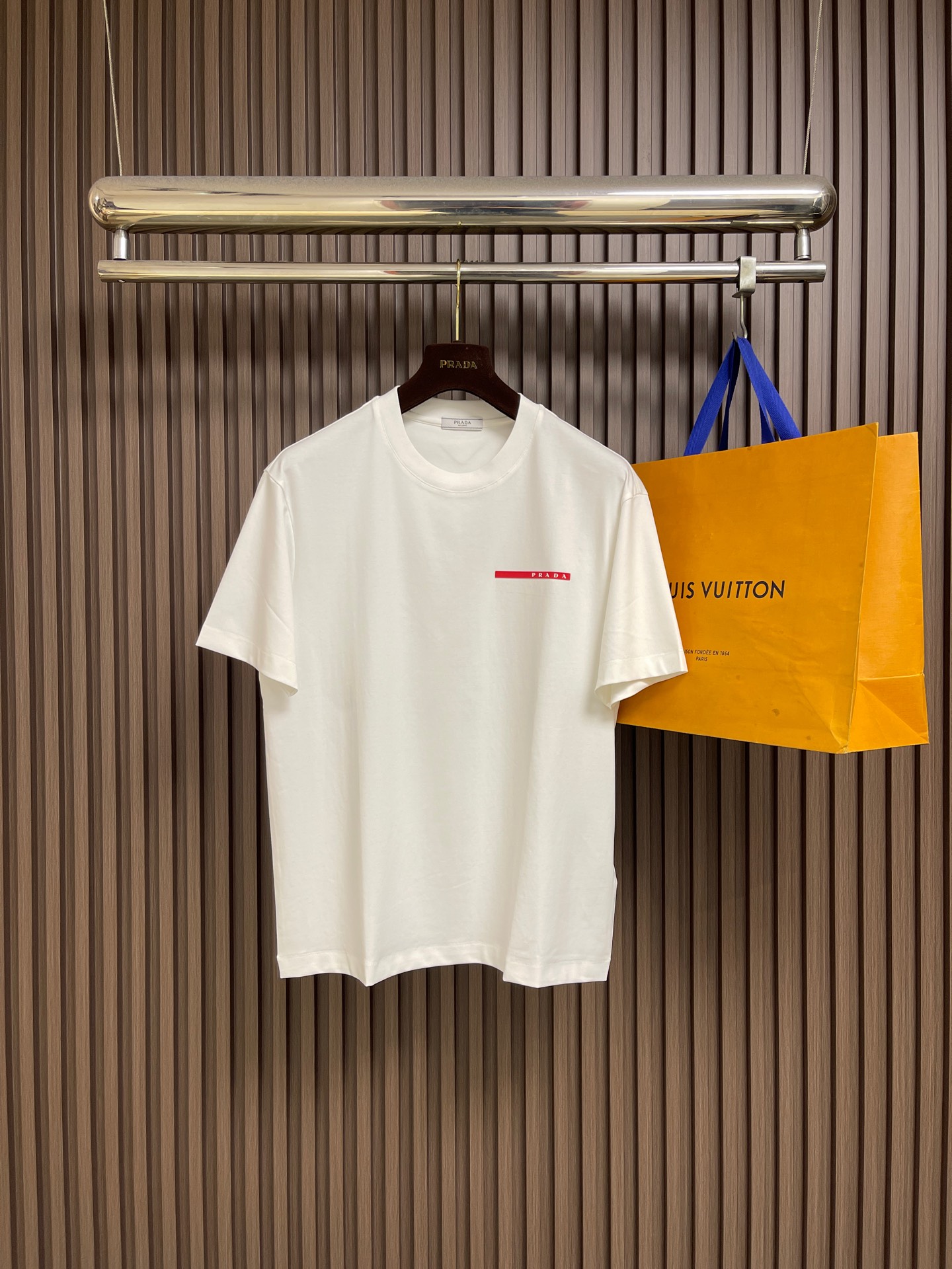 NO:845055,Prada 2026ss new spring and summer red label logo short-sleeved T-shirt is atmospheric, simple, basic, durable, but unique in style. It combines all the characteristics of a high-quality short-sleeved shirt, is versatile and stylish, and can easily create various styles!  The golden ratio of the body tailoring design, the delicate and soft Egyptian cotton material, it is skin-friendly and breathable, and the wearing feeling is very enjoyable, making people feel very high-end and extraordinary at first glance!  Size 48-56,,prada,T-shirt,tees,t-shirt,gold,19860909Prada 2026ss春夏新款红标logo短袖T恤,大气,简约,基础,耐看,但又独具风格,结合了一款优质短袖的所有特点,百搭有型,轻松的就能营造各种风格！黄金比例的衣身裁剪设计,细腻柔软的埃及棉材质,亲肤透气,非常享受的穿着感,让人一看便觉得非常的高级不凡！尺码48-56,,prada,T-shirt,tees，t-shirt,gold,,Men's clothing