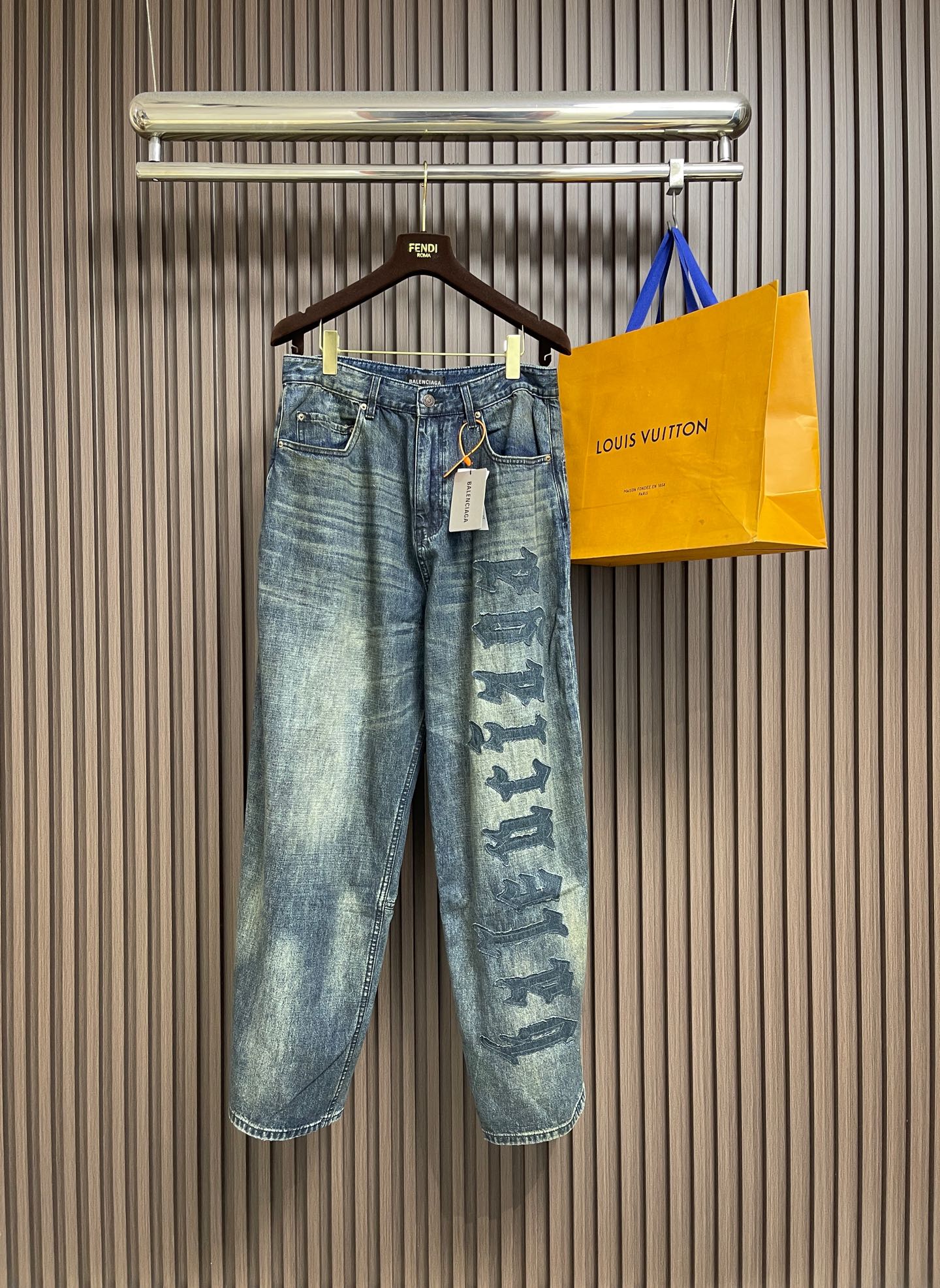 NO:845173,BALENCIAGA distressed trousers with logo patch, custom-made light oxygen cloud cotton denim. Fluffy, soft, comfortable and breathable. Use old fog blue to interpret the relaxed feeling of the street, creating an effortless high-end. The Gothic Denim patch embroidery on the front left leg is a style statement that combines street uninhibitedness and punk rebellion. The stitches on the trouser legs are tattooed on the trouser legs. The Jeans vegetable tanned patch on the back waist brings a warm texture soaked by time. The top stitching on the trouser legs hides the warmth of handicrafts.  Use the front and back to deconstruct the definition of street high-end and make dressing a way to express yourself. Cool or calm, it is up to you. Imported machine appliqué embroidery technology is used. Advanced computer control systems and precise mechanical components are used to realize Gothic Denim appliqué operations, which present an embroidery effect with both clarity and three-dimensionality. Full-length horse scanned spray technology uses a washing process to make the color of the entire pair of jeans produce a natural fading effect in local areas. The jeans are then put into washing equipment for desizing.  Stone grinding and bleaching to produce a uniform fading effect. Use a high-pressure pump to spray the dye on the entire denim fabric to achieve the same tone as the original. Stone grinding, light fermentation, bleaching and softening. The friction between the pumice stone and the clothing causes wear and fading effects on the surface of the denim. The combination of pulling and bleaching allows the clothing to produce a certain texture and stretching effect while bleaching. The rubbing wrinkle cat whisker technology and the gun painting cat whisker technology are combined. Manual rubbing is prioritized in specific areas to achieve a natural wrinkle effect.  Then use specific tools to draw the texture of the cat's whisker shape, and the visual effect will be full. The overall wiring is straight and delicate, the fabric is comfortable and soft, and the color is consistent without color difference. It can be matched with the same style to create a fashionable look and control various occasions. Customized accessories, complete with three standards, same style for men and women!  Size S-XL S size, waist size 39, seat size 59, pant length 108, medium size, waist size 41, seat size 61, pant length 109, size L, waist size 43, seat size 63, pant length 110, XL size, waist size 45, seat size 65, pant length 111,,balenciaga,jeans,19860909BALENCIAGA 标识贴饰做旧长裤,定制轻氧云棉丹宁 蓬松柔软 舒适透气 用做旧雾蓝诠释街头松弛感 打造不费力的高级 正面左腿的Gothic Denim贴布绣 是把街头不羁与朋克反叛 一针一线纹在裤腿上的风格宣言 后腰的 Jeans植鞣贴饰 带着时光浸润的温润质感 裤腿拼接明线藏着手作温度 以正反两面 解构街头高级感的定义 让穿搭成为表达自我的方式 潮酷与从容 皆由你定采用进口机贴布绣工艺 使用先进的计算机控制系统和精密的机械部件 实现Gothic Denim贴布绣作业 呈现出清晰度和立体感兼具的刺绣效果全条马骝扫描喷料技术 通过洗水工艺使整条牛仔裤的颜色在局部产生自然褪色的效果 再将牛仔裤放入洗水设备中进行褪浆 石磨并漂色 呈现出均匀褪色效果 通过高压泵将染料喷射的方式喷洒在整条牛仔面料上 以达到与原版一致色调石磨轻酵拉解漂加软 通过浮石与衣物的相互摩擦 使牛仔布表面产生磨损和褪色效果 通过拉扯和漂白相结合 使衣物在漂白的同时产生一定的纹理和拉伸效果,擦压皱猫须技术和枪画猫须技术结合 优先在特定区域进行手工擦制 以达到自然的皱纹效果 再用特定的工具绘制出猫须形状的纹理 视觉效果拉满.整体走线平直细腻,面料舒适柔软,颜色一致无色差 能与同款搭配营造时尚造型,驾驭各种场合,定制辅料,三标齐全,男女同款！尺码S-XL S码 腰围39 座围59裤长108 M码 腰围41座围61 裤长109 L码 腰围43 座围63裤长110 XL码 腰围45 座围65裤长111,,balenciaga,jeans,,Men's clothing
