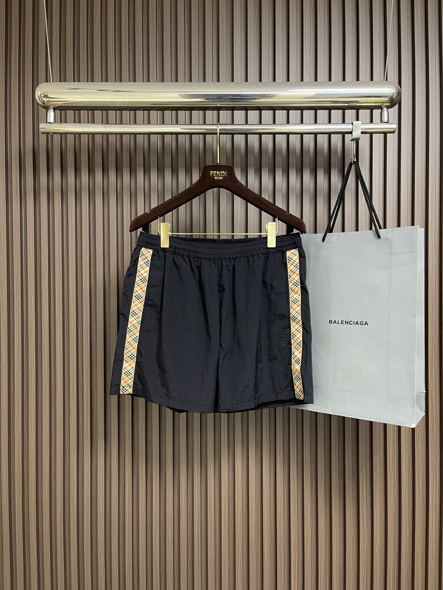NO:845146,Burberry plaid quick-drying shorts, customized obsidian nylon polyester plain fabric, quick-drying, breathable, light and comfortable. The plain black color reflects a century of elegance, restrained but with a sense of strength. Vintage plaid webbing on the side of the pants, embroidery of the equestrian knight logo on the back pocket, elastic drawstring waist to outline a free outline, and mesh lining to create a refreshing texture. Imported machine embroidery technology is used, and advanced computer control systems and precision mechanical components are used to realize the equestrian knight logo work with high precision.  The lines are smooth and delicate. Sizes S-XXL S size waist 76 seat girth 114 pants length 40 M size waist 80 seat girth 118 pants length 41 L size waist 84 seat girth 122 pants length 4219860909Burberry 格纹饰带速干短裤,定制曜石锦涤平纹绸,速干透气 轻盈舒适.以素影玄黑沉淀百年奢雅,克制却自带力量感,裤侧Vintage格纹织带,后袋马术骑士徽标刺绣,弹性抽绳腰头勾勒无拘轮廓,网眼内衬织就清爽肌理.采用进口机刺绣工艺,使用先进的计算机控制系统和精密的机械部件,实现马术骑士徽标工作,精度高 线条流畅而细腻.尺码S-XXL S码 腰围76 座围114裤长40 M码 腰围80 座围118裤长41 L码 腰围84 座围122 裤长42 XL码 腰围88 座围126 裤长43 XXL码 腰围92 座围130 裤长44,,burberry,shorts,,Men's clothing