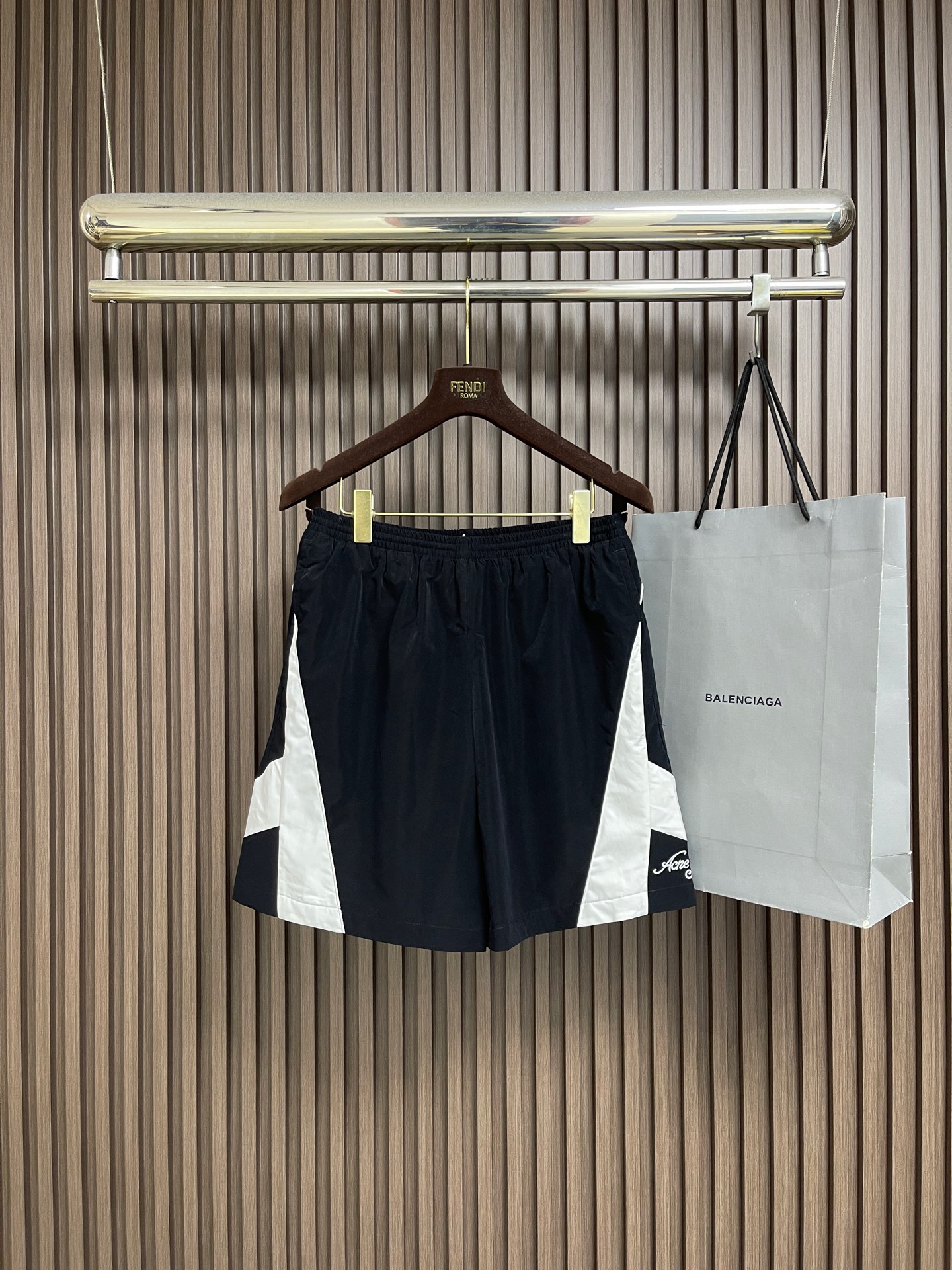 NO:845139,Acne studios  Embroidered logo shorts, custom-made soft matte technical cotton blend, matte black tone to create a Scandinavian restrained aesthetic, geometric contrasting panels on both sides, and neat piping on the back waist, deconstructing the classic silhouette. The handwritten Ac logo is lightly embellished on the hem, and the side pockets and rear zipper pockets hide practical ingenuity. Imported machine embroidery technology is used, using  Advanced computer control system and precision mechanical components realize the Ac logo work. Contrast color welt hemming process, black and white contrasting color panels are positioned with counter-molds to ensure that the welt is always in the center of the seam allowance, double-needle chain stitch is used for sewing, one stitch fixes the welt and cut piece, and one stitch locks the hem synchronously. Sizes S-XL  44-46-48-50 44 yards waist 109 hips 70 pants length 48 46 yards waist 113 hips 74 pants length 49 48 yards waist 117 hips 78 pants length 50 50 yards waist 121 hips 82 pants length 51,,acne studios,dior,shorts,19860909Acne studios 刺绣徽标短裤,定制柔雾科技棉混纺,雾面黑调沉淀斯堪的纳维亚式克制美学,两侧几何撞色拼片,与后腰利落滚边,解构经典轮廓.手写体Ac徽标轻缀于下摆,侧袋和后拉链口袋暗藏实用匠心.采用进口机刺绣工艺,使用先进的计算机控制系统和精密的机械部件,实现Ac徽标工作.撞色嵌线包边工艺,黑白撞色裁片采用对位刀模定位,确保嵌线始终处于缝份中心,采用双针链式缝迹车缝,一针固定嵌线与裁片,一针同步锁边.尺码S-XL 44-46-48-50 44码 腰围109 臀围70 裤长48 46码 腰围113 臀围74 裤长49 48码 腰围117 臀围78 裤长50 50码 腰围121 臀围82 裤长51,,acne studios,dior,shorts,,Men's clothing