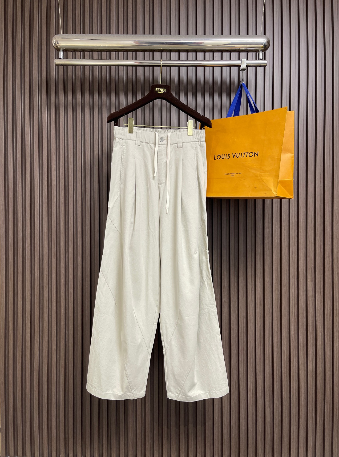 NO:845096,BV  Apricot-colored numb wide legs, bone-like numb fabric~ Selected custom-made hemp denim fabric, which is different from the thickness and softness of ordinary denim. It has a ' numb and boney feeling', and the upper body is neat and stylish but not stiff. Natural texture + soft apricot tone, built-in old soft light filter, can easily wear a lazy and high-end sense regardless of skin color. It is breathable and not sweaty when worn in spring and summer. The sense of drape and stiffness are both online. Deconstruction  Scimitar wide-leg trousers made of liberal tailoring, with a visual extension effect on the dividing line from waist and hip to trouser legs. Semi-elastic waist + customized drawstring design, taking into account the neatness and comfort of formal trousers. With YKK metal zippers + engraved matte metal buckles, the hardware texture is high-end, opening and closing is smooth and durable. The inside is fully hemmed, and the waistband and trouser legs are neatly and solidly routed, which will not deform or burr after long-term wear. Size XS-L  XS size, waist size 74, leg size 76, trousers length 112, S size, waist size 78, leg size 78, trousers length 113, M size, waist size 82, leg size 80, trousers length 114, L size, waist size 86, leg size 82, trousers length 115,,bottega veneta,19860909BV 杏色麻僵阔腿,自带骨感的麻僵面料~甄选定制麻感牛仔面料,区别于普通牛仔的厚重与软塌,自带“麻僵骨感”,上身利落有型却不僵硬.天然的肌理纹理+柔和的杏色调,自带做旧柔光滤镜,不挑肤色还能轻松穿出慵懒高级感,春夏穿着透气不闷汗,垂坠感和挺括度双双在线.解构主义剪裁打造的弯刀阔腿裤型,从腰臀到裤脚的分割线自带视觉延伸效果.半松紧腰+定制抽绳设计,兼顾正装裤的利落与的舒适.搭配YKK金属拉链+刻字哑光金属扣,五金质感高级,开合顺滑耐用.内里全包边工艺,腰头、裤脚的走线工整扎实,久穿不变形、不毛边.尺码XS-L XS码 腰围74 腿围76 裤长112  S码 腰围78 腿围78 裤长113 M码 腰围82 腿围80 裤长114  L码 腰围86 腿围82 裤长115,,bottega veneta,,Men's clothing