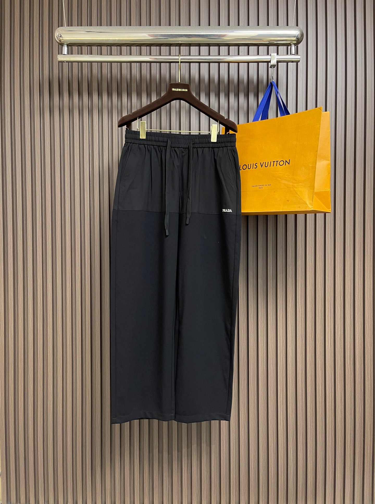 NO:845092,Prada 2026ss new summer casual pants are a walking fashion treasure!  Three-dimensional tailoring outlines the perfect leg shape, high-elastic fabric from morning to night 0  It is restrained, and the elastic band on the back hides the flesh, making it very friendly to obese celebrities. The mid-high waistline is visually enhanced, and the nine-point length exposes the ankles. It looks great with leather shoes and sports shoes. It is available in three colors, suitable for all seasons, anti-wrinkle and does not need ironing, and it is also straight when traveling. The multi-pocket design is considerate and practical, and the drapey texture brings wind when walking. Whether it is commuting, leisure or at home, it can be easily adapted, making you comfortable and fashionable, and easily become the focus of the street!  Size XS-L19860909Prada 2026ss夏季新款休闲裤,堪称行走的时尚宝藏！立体剪裁勾勒完美腿型,高弹面料从早到晚 0 束缚,后腰松紧带藏肉显瘦,对微胖星人超友好.中高腰线视觉增高,九分长度露脚踝,搭配皮鞋、运动鞋都超飒.三色可选,承包四季穿搭,抗皱免烫,出差也笔挺.多口袋设计贴心实用,垂坠质感走路带风.无论是通勤、休闲还是居家,它都能轻松适配,让你自在又时髦,轻松成为街头焦点！尺码XS-L XS码 腰围74 腿围68 裤长105  S码 腰围78 腿围70 裤长106 M码 腰围82 腿围72 裤长107  L码 腰围86 腿围74 裤长108,,prada,sneakers,,Men's clothing