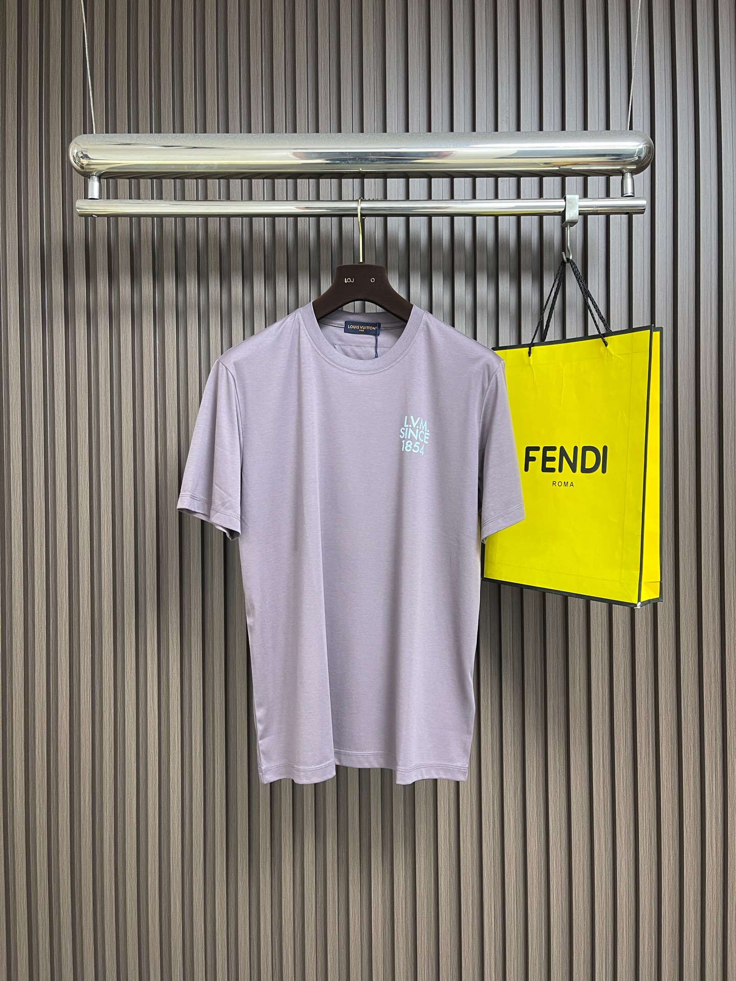 NO:845105,LV 2026ss spring and summer liquid nitrogen bean paste purple letter printed T-shirt, made of high-count long-staple cotton fabric, treated with liquid nitrogen and liquid ammonia technology, has a silky and soft touch, is anti-wrinkle and not easy to deform, and can maintain a crisp texture even after long-term washing. The bean paste purple low-saturated tone is gentle and high-end, and the chest has an old feel 'LVM SINCE  4' letter print, contrasting color design is low-key and eye-catching, and the V cloth label details on the back are full of details. The neat and loose cut is not picky and adapts to various body shapes. It can be worn alone or layered to bring a relaxed atmosphere. Sizes XS-XL  Shoulder width 48, bust 114, length 73 XL, shoulder width 49, bust 118, length 75, Louis Vuitton, tees, t-shirt,19860909LV 2026ss春夏液氮豆沙紫字母印花T恤,精选高支长绒棉面料,经过液氮液氨工艺处理,自带丝滑柔光触感,抗皱不易变形,久洗也能保持挺括质感.豆沙紫低饱和色调温柔又高级,胸口做旧感「LVM SINCE 4」字母印花,撞色设计低调吸睛,后背V布标细节拉满.利落的微宽松剪裁,不挑身材,适配各种身形,单穿或叠搭都自带松弛气场.尺码XS-XL XS码肩宽45 胸围102 衣长67  S码肩宽46 胸围106 衣长69  M码 肩宽47胸围110衣长71 L码 肩宽48胸围114衣长73 XL码 肩宽49胸围118衣长75,,louis vuitton,tees，t-shirt,,Men's clothing