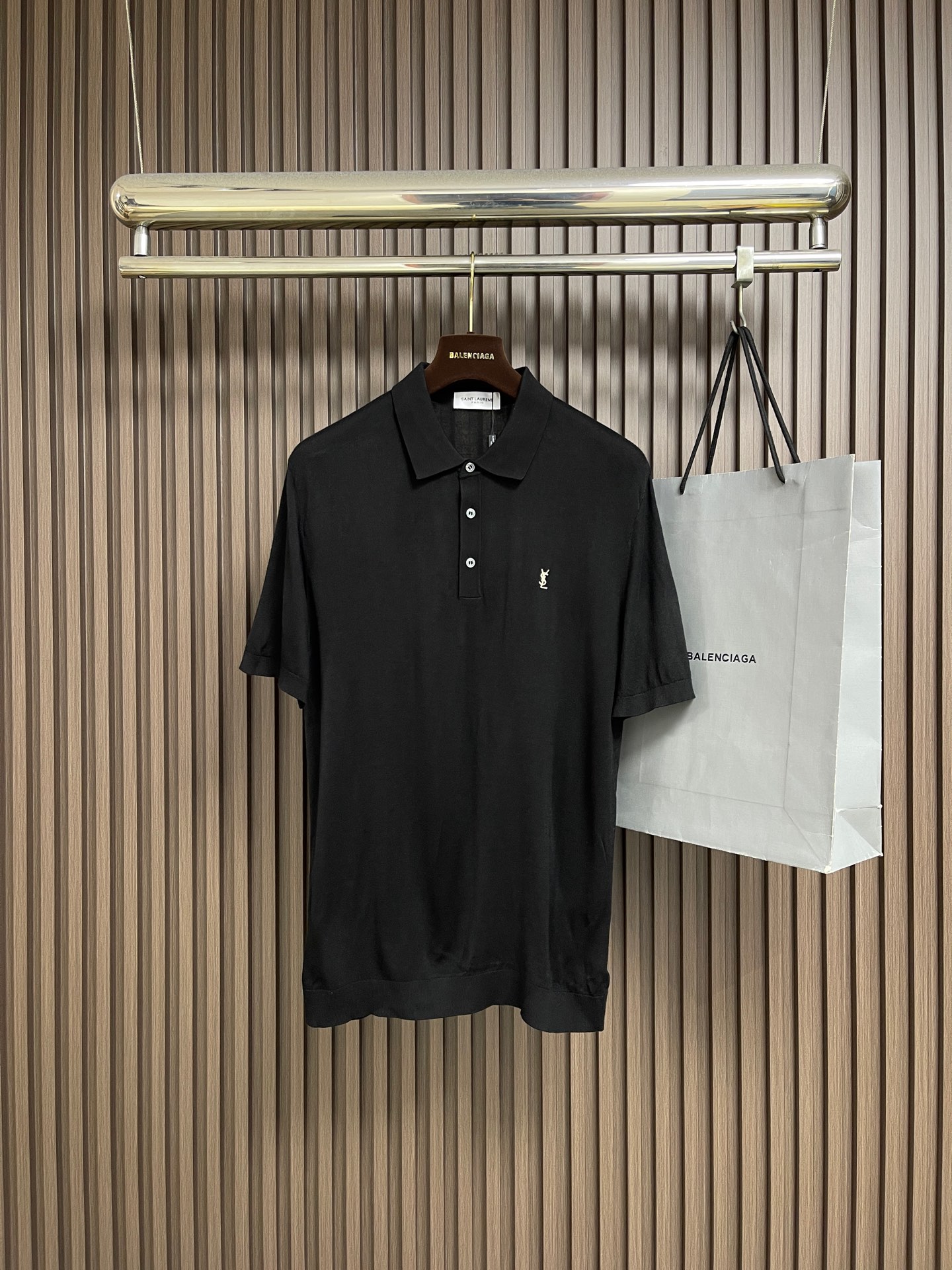 NO:847341,YSL  The 2026ss spring and summer black knitted POLO shirt combines Italian elegance with effortless high-end wear in daily life. Made of high-count worsted knitted fabric, it feels delicate and skin-friendly, with a soft drape. The upper body is light and breathable, and it does not feel stuffy when worn in spring and summer. The classic black tone is versatile  Yes, the off-white YSL embroidery logo on the chest is low-key and eye-catching. It is paired with resin buttons of the same color. The details hide the brand's iconic neat aesthetics. The neat and slightly loose version is not flattering to the figure. It modifies the shoulder line and body shape. It has a relaxed aura when worn alone, and can be easily controlled when layered with suits. Size XS-L  XS, shoulder width 46, bust 104, length 70, shoulder width 47, bust 108, length 72, size M, shoulder width 48, bust 112, length 74, size L, shoulder width 49, bust 116, length 76,,saint laurent,business suit,19860909YSL 2026ss春夏黑色针织POLO衫,把意式优雅,穿成日常里的不费力高级感.采用高支精纺针织面料打造,触感细腻亲肤,自带柔和垂坠感,上身轻盈透气,春夏穿着也毫无闷热感.经典黑色调百搭不出错,胸口米白色YSL刺绣标识低调吸睛,搭配同色系树脂纽扣,细节里藏着品牌标志性的利落美学学,利落微宽松版型,不挑身材,修饰肩线与身形,单穿自带松弛气场,叠搭西装也能轻松驾驭.尺码XS-L XS码肩宽46 胸围104 衣长70  S码肩宽47 胸围108 衣长72  M码 肩宽48 胸围112衣长74 L码 肩宽49 胸围116衣长76,,saint laurent,business suit,,Men's clothing