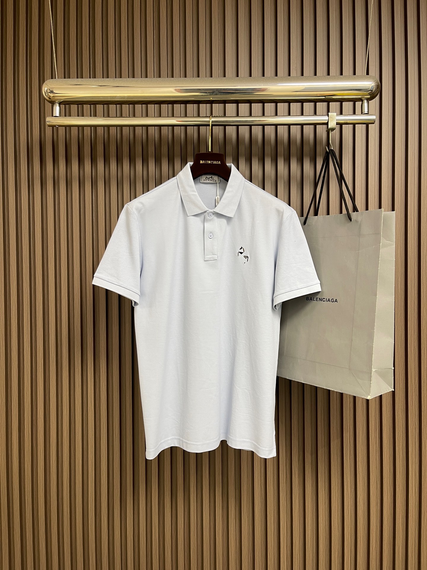 NO:845066,Hermes  Sky blue pony embroidered POLO shirt, made of Xinjiang long-staple cotton pique fabric, has a fine and full texture, feels dry and breathable, and has good moisture absorption and perspiration properties. The upper body is not sweaty or sticky, and it has both comfort and stiffness. The chest uses multi-color three-dimensional embroidery technology to restore the brand's iconic pony pattern. The stitching is delicate and neat, and the color matching is low-key and recognizable. It is just the right embellishment on the simple body. Classic lapel design  , the neckline has been shaped for many times to prevent it from collapsing or curling after long-term wear. It is matched with shell buttons of the same color and has a warm and high-end texture. The cuffs and hem are made of double-line hemming technology, which is smooth and solid. The side slit design improves wearing comfort and unrestricted movement. The tailoring is neat and fit, not tight or loose. It can not only support the decent feeling of business and leisure, but also can be worn for daily relaxation, suitable for a variety of scenes. Sizes XS-XL  XS, shoulder width 46, bust 106, length 67, shoulder width 47, bust 110, length 69, size M, shoulder width 48, bust 114, length 71, size L, shoulder width 49, bust 118, length 73, XL, shoulder width 50, bust 122, length 75,,hermes,19860909Hermes 天蓝色小马刺绣POLO衫,新疆长绒棉珠地面料,肌理细腻饱满,摸上去干爽透气,自带良好的吸湿排汗性,上身不闷汗、不粘身,兼顾舒适与挺括感.胸口采用多色立体刺绣工艺,还原品牌标志性小马图案,针脚细腻工整,配色低调又有辨识度,在简约的衣身上恰到好处地点缀.经典翻领设计,领口经过多次定型工艺,久穿不易塌、不易卷边,搭配同色系贝壳扣,质感温润高级.袖口与下摆采用双线包边工艺,走线平整扎实,侧开叉设计提升穿着舒适度,活动不受限.剪裁利落合身,不紧绷也不宽松,既能撑起商务休闲的体面感,又能穿出日常的松弛感,适配多种场景.尺码XS-XL XS码肩宽46 胸围106 衣长67  S码肩宽47 胸围110衣长69  M码 肩宽48 胸围114衣长71 L码 肩宽49 胸围118衣长73 XL码 肩宽50 胸围122衣长75,,hermes,,Men's clothing