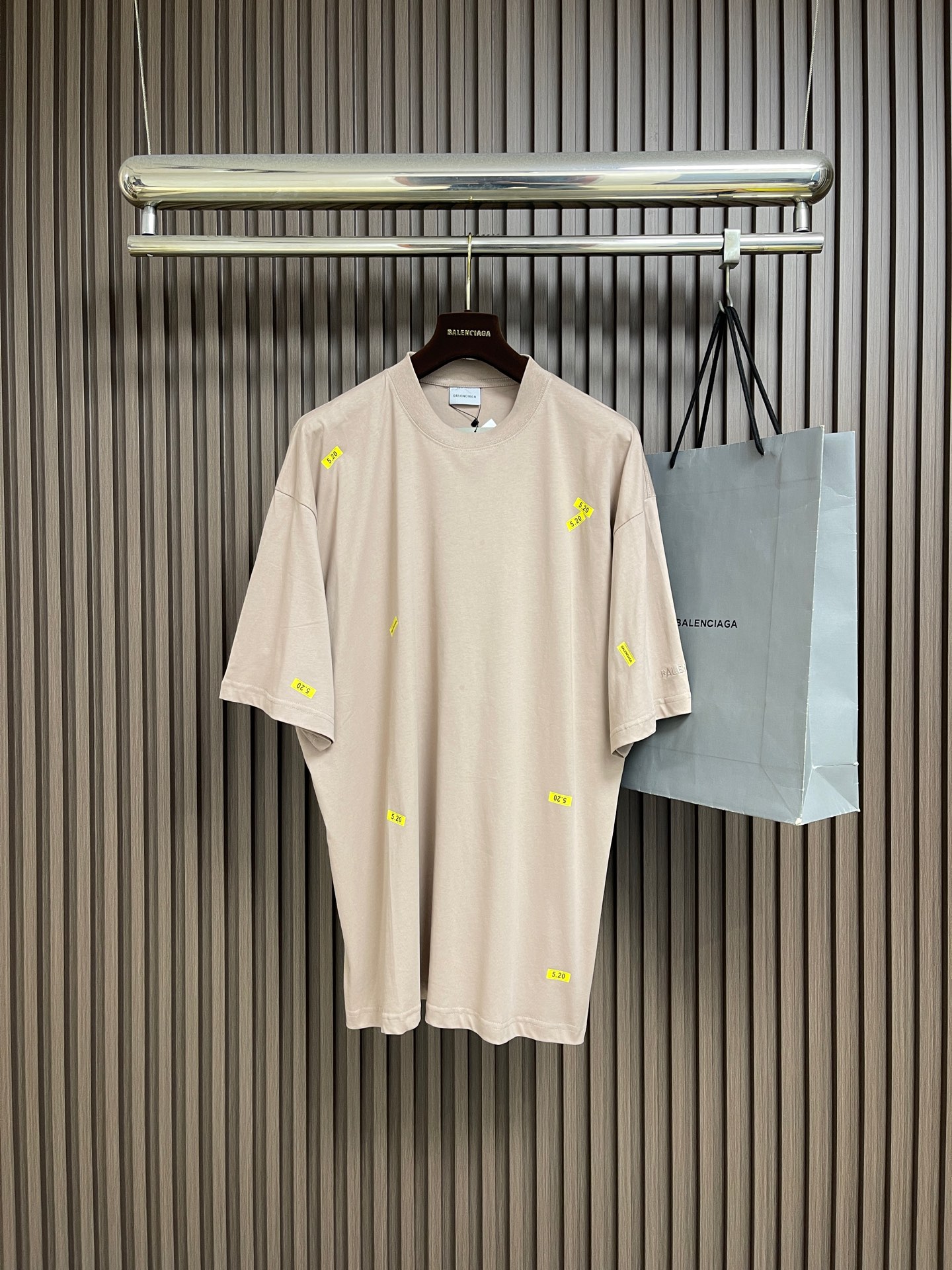 NO:845158,Balenciaga  520 label printed short-sleeved T-shirt. This T-shirt is made of heavyweight pure cotton fabric, which has been pre-shrunk. It feels soft and breathable and will not be easily deformed after being washed for a long time. The body is decorated with green label printing, which has precise positioning, high color fastness, and is not easy to fall off and crack. The neckline adopts double-layer rib reinforcement technology, with three-needle routing, which is not easy to deform after repeated stretching. The shoulders and  The side seams adopt double-line hemming technology, and the wiring is neat and dense, which improves the durability of the clothing. The overall silhouette is cut with a loose silhouette, and the dropped shoulder design modifies the body shape. The hem is flat-sewn and overlocked. The details show a high-end texture, taking into account both comfortable wearing experience and street fashion style, and is suitable for a variety of wearing scenarios. The overall wiring is straight and delicate, the fabric is comfortable and soft, and the colors are consistent without color difference.  It can be matched with the same style to create a fashionable look, and can be used in various occasions. Customized accessories, complete with three standards, same style for men and women!  Sizes XS-L19860909Balenciaga 520标签印花短袖t恤,这款T恤采用重磅纯棉面料,经过预缩水处理,触感柔软透气,久洗不易变形.衣身采用绿色标签式印花装饰,定位精准,色彩牢固度高,不易脱落开裂.领口采用双层罗纹加固工艺,搭配三本针走线,反复拉伸不易变形.肩部与侧缝采用双线包边工艺,走线工整密实,提升衣物耐用性.整体采用宽松廓形剪裁,落肩设计修饰身形,衣摆做平缝锁边处理,细节处尽显高级质感,兼顾舒适穿着体验与街头潮流风格,适配多种穿搭场景.整体走线平直细腻,面料舒适柔软,颜色一致无色差 能与同款搭配营造时尚造型,驾驭各种场合,定制辅料,三标齐全,男女同款！尺码XS-L XS码胸围120肩宽54 衣长74 S码 胸围124肩宽56 衣长76 M码胸围128肩宽58 衣长78 L码 胸围132肩宽60 衣长80,,balenciaga,T-shirt,tees，t-shirt,,Men's clothing