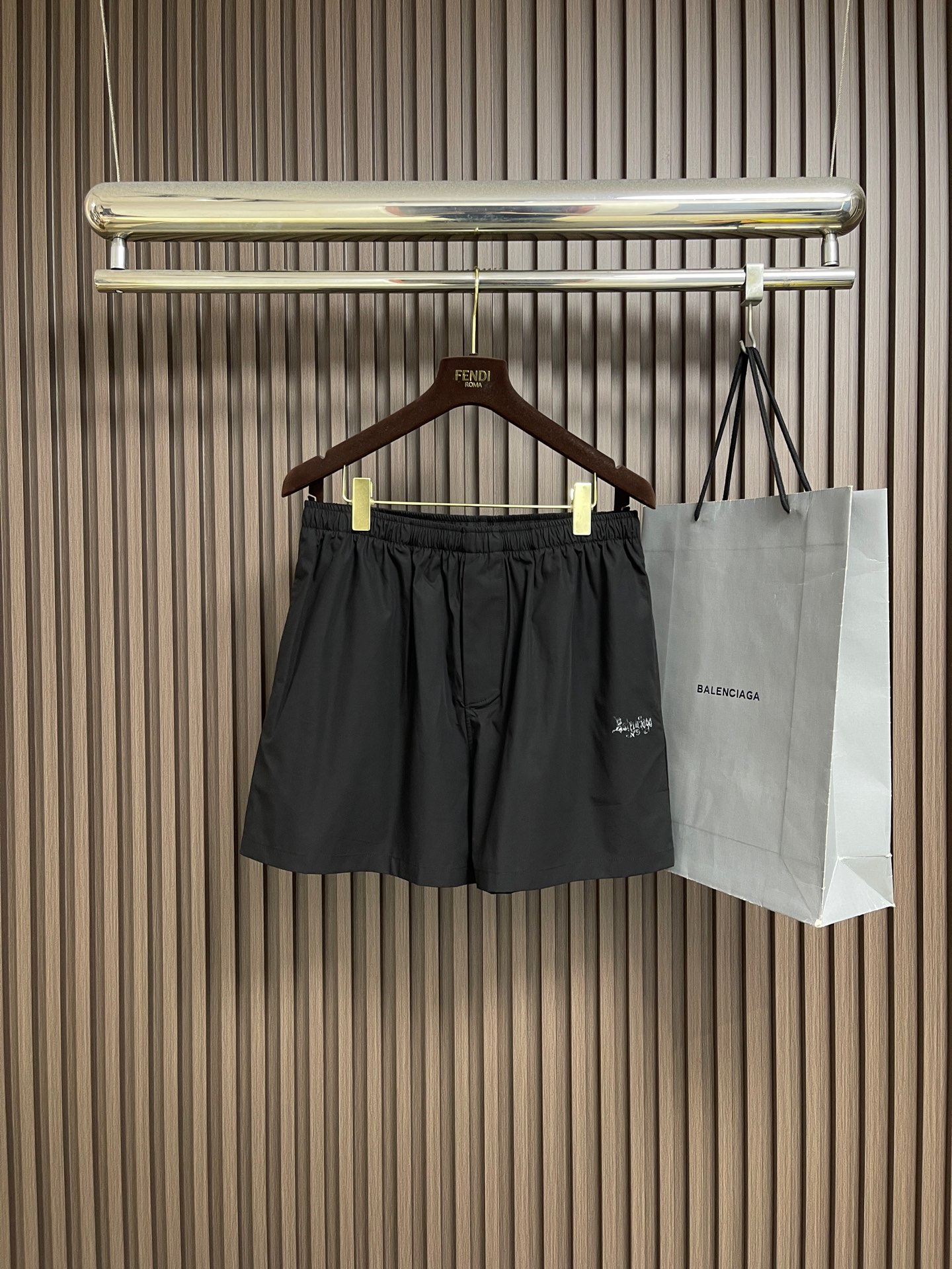 NO:845124,Top Shorts P BALENCIAGA 2026ss new Sketchy black cotton poplin bowling short-sleeved shirt, cotton poplin shirt collar, loop detail on the left side, 4 mother-of-pearl button closures on the front, 1 left breast pocket, sketchy artwork print on the chest and back, engraved Balenciaga logo buttons. Sizes S-XL,,balenciaga,shorts,shirts,T-shirt,19860909上衣 短裤P BALENCIAGA 2026ss新款Sketchy黑色棉府绸保龄球短袖衬衫, 棉府绸衬衫领,左侧饰以环袢细节,正面4枚珍珠母贝纽扣开合, 1个左侧胸袋,胸部和背面饰以sketchy艺术作品印花,镌刻Balenciaga标识纽扣.尺码S-XL,,balenciaga,shorts,shirts,T-shirt,,Men's clothing