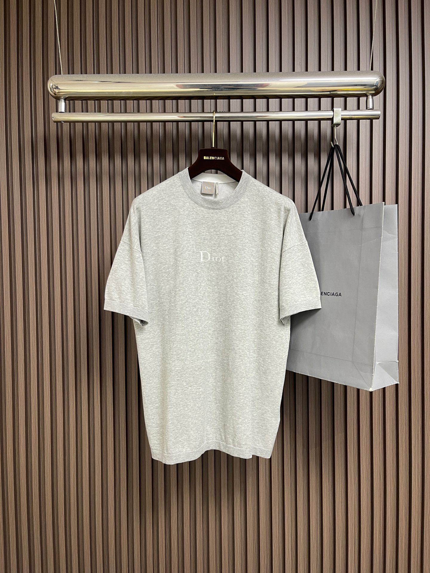 NO:845062,Dior 2026ss new short-sleeved T-shirt highlights a simple and elegant silhouette. It is carefully made of gray cotton knitted fabric, decorated with a ribbed round neck, and white hollow Dior logo embroidery on the chest to enhance the style. Can be matched with all kinds of clothing. Sizes S-XL S size bust 102 shoulder width 60 length 72 M size chest width 106 shoulder width 62 length 74 L size bust 110  Shoulder width 64, length 76, XL size bust 114, shoulder width 66, length 78, dior, T-shirt,19860909Dior 2026ss新款短袖T 恤,突显朴素优雅的廓形.采用灰色棉质针织面料精心制作,饰以罗纹圆领,胸前装点白色镂空 Dior 标志刺绣提升格调.可与各类服饰搭配.尺码S-XL S码 胸围102肩宽60 衣长72 M码胸围106肩宽62 衣长74 L码 胸围110 肩宽64 衣长76 XL码胸围114 肩宽66 衣长78,,dior,T-shirt,,Men's clothing