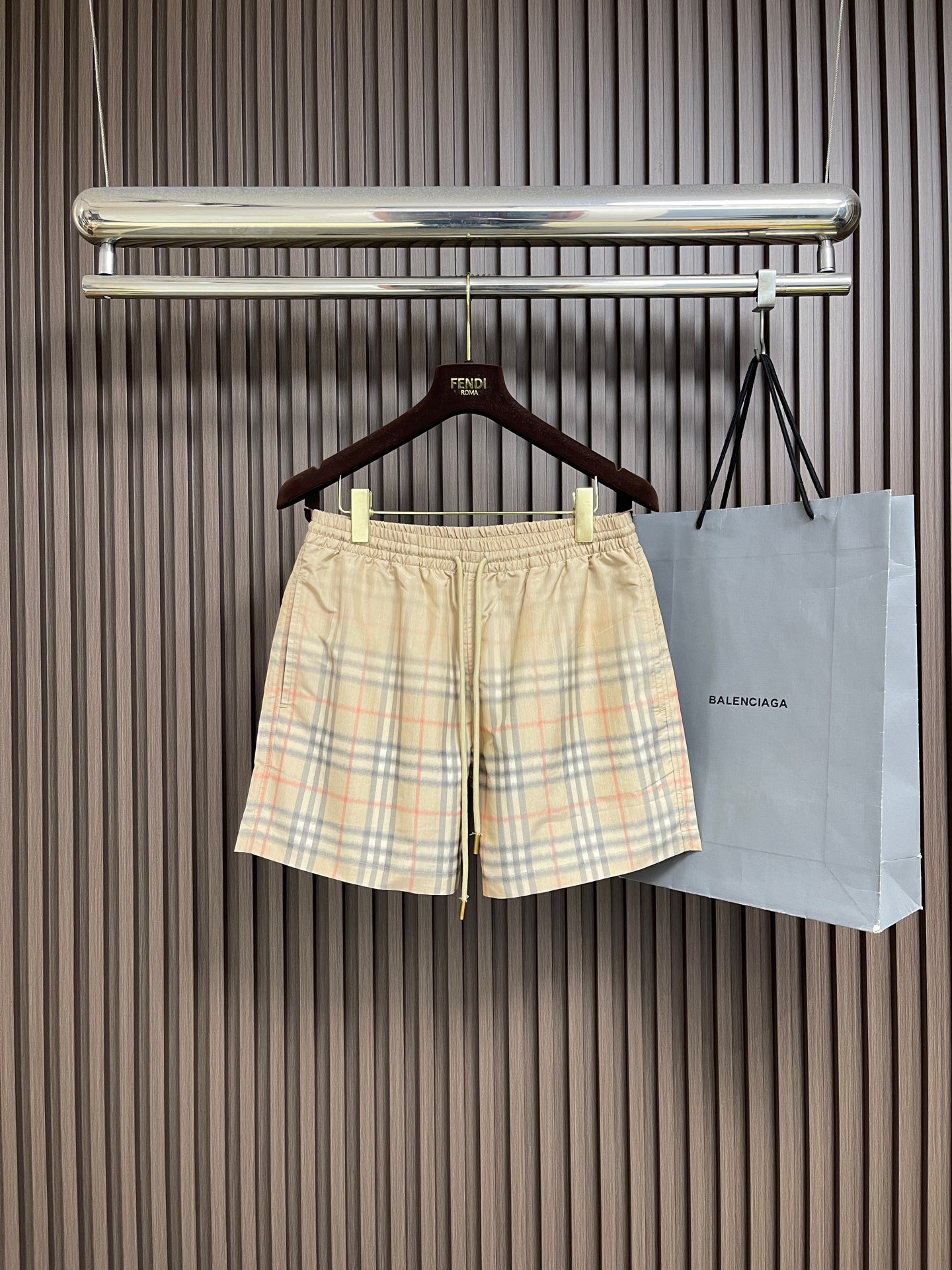 NO:845185,Burberry Vintage classic plaid beach shorts, original mold opening, plaid alignment, fabric, and hardware are in line with standard standards. The fabric is made of the same original quick-drying nylon fabric, which is light, breathable, and has a crisp texture. The classic Vintage plaid uses a high-reduction printing process. The beige background is matched with black, white, red, and gray plaid lines. The alignment is accurate and there is no misalignment. The color saturation is exactly the same as the original, and it will not fade after long-term wear. The details are in line with the original.  The side seam pockets and trouser leg hemming are smooth and fine, with no excess threads, and restored workmanship. Sizes S-XL 46-52, size 46 pants length 40, waist circumference 73, seat circumference 110, size 48 pants length 41, waist circumference 77, seat circumference 114, size 50 pants length 42, waist circumference 81, seat circumference 118, size 52 pants length 43, waist circumference 85  Seat width 122,,burberry,shorts,19860909Burberry Vintage经典格纹沙滩短裤,原版开模,格纹对位、面料、五金对标级标准 面料采用原版同源速干尼龙面料,轻薄透气,自带挺括质感 经典 Vintage 格纹采用高还原度印花工艺,米色底色搭配黑、白、红、灰四色格纹线条,对位精准无错位,色彩饱和度与原版完全一致,久穿不褪色 细节对标原版 侧缝口袋、裤脚包边走线平整细密,无多余线头,还原级做工质感.尺码S-XL 46-52 46码裤长40 腰围73 座围110 48码裤长41 腰围77 座围114 50码裤长42 腰围81 座围118 52码裤长43 腰围85 座围122,,burberry,shorts,,Men's clothing