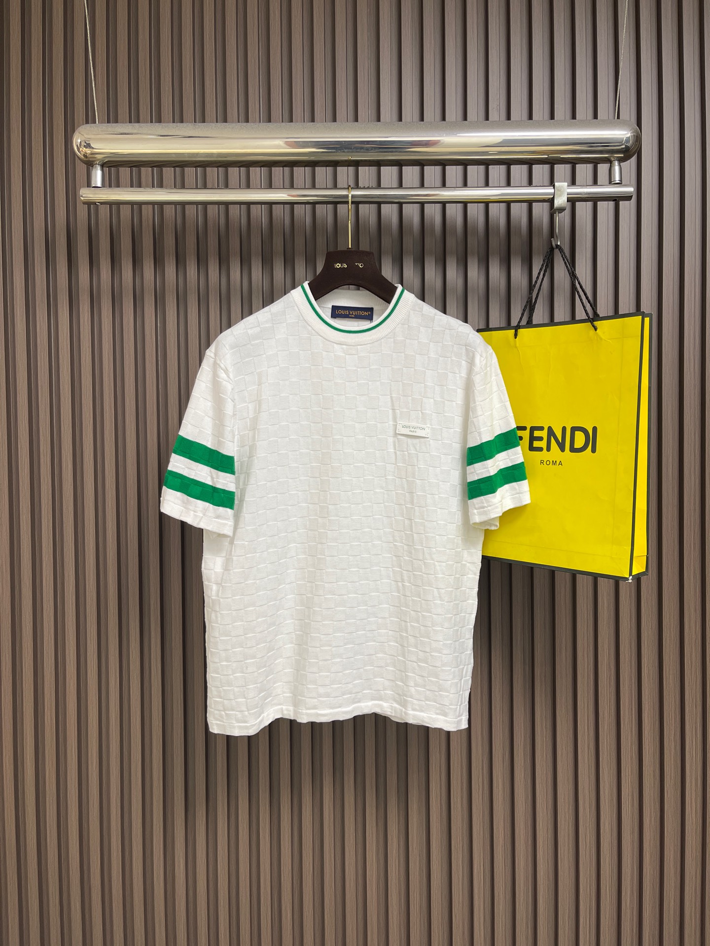 NO:845101,LV  Letter emblem color-blocked checkerboard jacquard knitted short-sleeved T-shirt. This short-sleeved shirt is made of high-count breathable knitted fabric. The overall use of checkerboard jacquard technology, the texture is three-dimensional and delicate, soft and skin-friendly, taking into account the stiff version and comfortable and breathable wearing experience. The collar uses contrasting white edge ribbing technology to strengthen the wear and fit the neck line; the cuffs are integrated with double white striped webbing.  Connected design, fine and smooth workmanship, enhances overall recognition. The brand woven label is placed on the chest, and the stitching is neat and firm. The body is cut loosely and moderately, the wiring is precise and smooth, and the details are full of ingenuity. It has both texture and versatile attributes. It is suitable for daily commuting and leisure, and is not easy to deform and pill when worn for a long time. The overall wiring is straight and delicate, the fabric is comfortable and soft, and the color is consistent without color difference.  It can be matched with the same style to create a fashionable look, and can be used in various occasions. Customized accessories, complete with three standards, same style for men and women!  Size S-XL S size bust 108 shoulder width 44 length 69 medium size bust 112 shoulder width 46 length 71 L size bust 116 shoulder width 48 length 73 XL size bust 120 shoulder width 50 length 75, Louis Vuitton, T-shirt, tees, t-shirt,19860909LV 字母徽章拼色棋格提花针织短袖T恤,这款短袖甄选高支透气针织面料打造,整体采用棋盘格提花工艺,纹理立体细腻,触感柔软亲肤,兼顾挺括版型与舒适透气的穿着体验.领口运用撞色白边罗纹包边工艺,加固耐穿且贴合颈部线条；袖口融入双白条纹织带拼接设计,做工精细平整,提升整体辨识度.胸前配置品牌织唛标识,车线工整牢固.衣身剪裁宽松有度,走线精密流畅,细节处尽显匠心,兼具质感与百搭属性,日常通勤休闲皆适配,长久穿着不易变形起球.整体走线平直细腻,面料舒适柔软,颜色一致无色差 能与同款搭配营造时尚造型,驾驭各种场合,定制辅料,三标齐全,男女同款！尺码S-XL S码 胸围108 肩宽44 衣长69 M码胸围112肩宽46 衣长71 L码 胸围116肩宽48 衣长73 XL码胸围120肩宽50 衣长75,,louis vuitton,T-shirt,tees，t-shirt,,Men's clothing