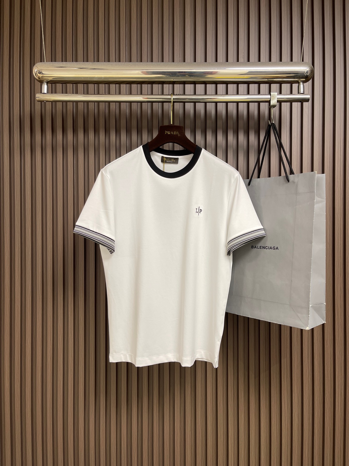 NO:845116,LP LoroPiana 2026ss new summer short-sleeved T-shirt, imported top combed cotton fabric, extremely skin-friendly and comfortable. It feels very delicate, has a good texture, and perfectly reflects the three-dimensional effect. It is in line with the brand's consistent design style. It is a very good overall one. It can be worn alone without any problem. Size 48-56. Bust 102 in size 48. Shoulder width 49.3. Back mid-length 66. Bust 106 in size 50.  Shoulder width 50.5, back center length 68, 52 size bust 110, shoulder width 51.7, back center length 70, 54 size bust 114, shoulder width 52.9 back center length 72, 56 size chest 118, shoulder width 54.1, back center length 74,,loro piana,loro piana,T-shirt,tees,t-shirt,19860909LP LoroPiana 2026ss夏装新品短袖T恤,进口顶极精梳棉面料,极为亲肤舒适 摸上去非常的细腻,质感很好,完美体现立体感 符合品牌一贯设计风格,整体非常不错的一款,内搭单穿都完全没问题 尺码48-56 48码胸围102 肩宽49.3 后中长66 50码胸围106 肩宽50.5 后中长68 52码胸围110 肩宽51.7 后中长70 54码胸围114 肩宽52.9 后中长72 56码胸围118 肩宽54.1 后中长74,,loro piana,loro piana,T-shirt,tees，t-shirt,,Men's clothing
