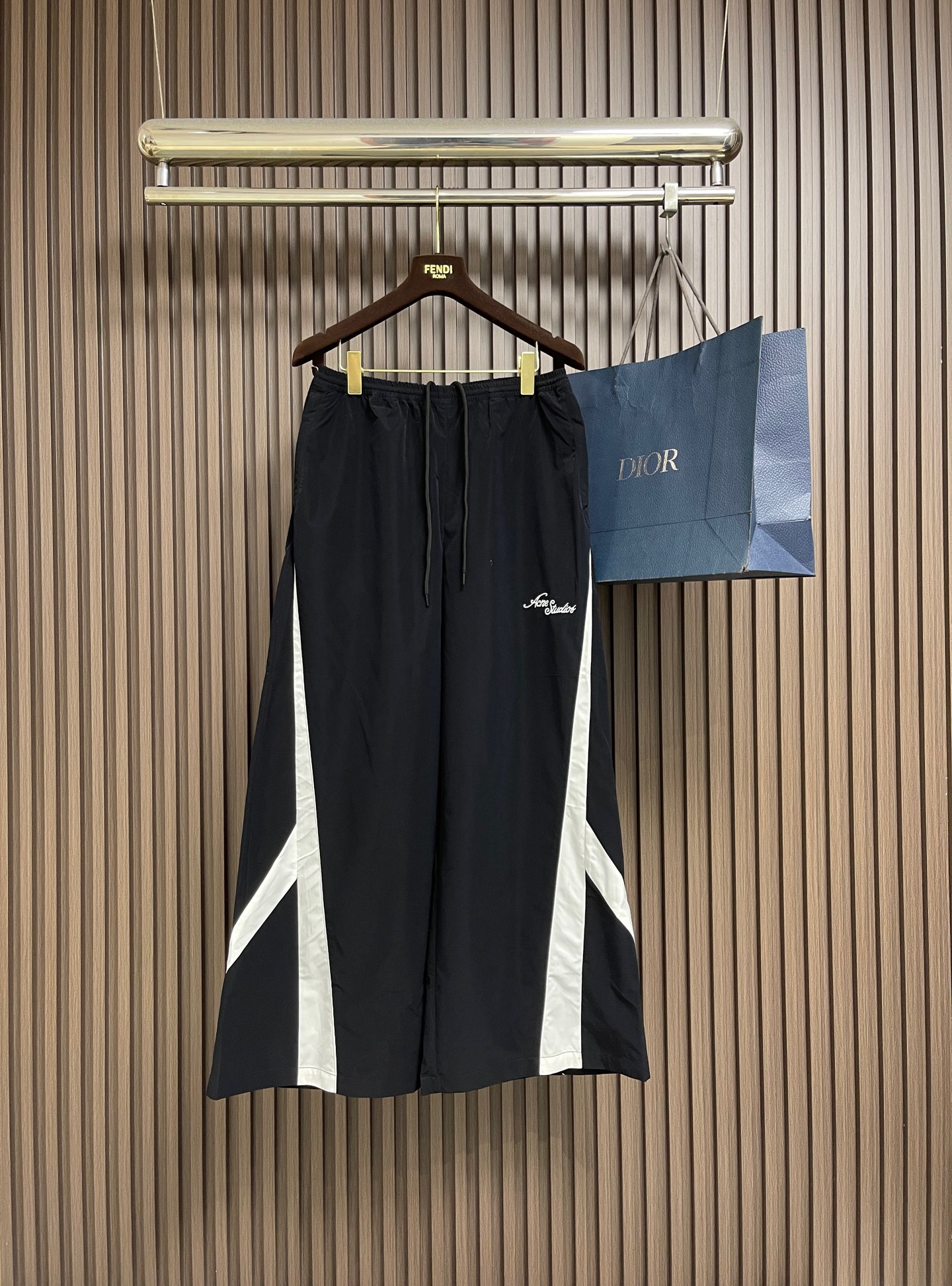 NO:845178,Acne Studios embroidered logo trousers, custom-made soft matte technical cotton blend, light and drape, soft matt and skin-friendly, matte black tone embodies the Scandinavian restrained aesthetics, geometric contrasting panels on both sides and neat piping on the back waist, deconstructing the classic silhouette, like the starbursts of a Nordic winter night, creating neat order. The handwritten Acne Studios logo is lightly embellished on the legs, which is a brand signature that does not need to be conspicuous. The side pockets and back pockets hide practical ingenuity, making comfort and minimalist elegance  Quietly symbiotic while walking, using imported machine embroidery technology, using advanced computer control systems and precision mechanical components to realize the Acne Studios logo work. High precision. The lines are smooth and delicate, and the contrasting stitching and hemming process. The black and white contrasting pieces are positioned with counter-molds to ensure that the stitching is always in the center of the seam. Double-needle chain stitching is used for sewing. One stitch fixes the stitching and the cut piece. One stitch synchronously locks the edges. The fabrics have been fermented and have a better hand feel. Not easy to deform and not easy to shrink.  It is not easy to fade and maintains long-term beauty. The overall wiring is straight and delicate, the fabric is comfortable and soft, and the color is consistent without color difference. It can be matched with the same style to create a fashionable look and control various occasions. Customized accessories, complete with three standards, same style for men and women!  Size S-XL 44-46-48-50 44 yards, waist circumference 72, seat circumference 114, trouser length 107, 46 yards, waist circumference 76, seat circumference 118, trouser length 108, 48 yards, waist circumference 78, seat circumference 122, trouser length 109, 50 yards, waist circumference 84, seat circumference 126, trouser length 110,,acne studios,dior,19860909Acne Studios 刺绣徽标长裤,定制柔雾科技棉混纺 轻盈垂坠 柔雾亲肤 雾面黑调沉淀斯堪的纳维亚式克制美学 两侧几何撞色拼片 与后腰利落滚边 解构经典轮廓 如北欧冬夜的星芒切割出利落秩序 手写体Acne Studios徽标轻缀于腿身 是无需张扬的品牌署名 侧袋和后袋暗藏实用匠心 让舒适与极简奢雅 在行走中悄然共生采用进口机刺绣工艺 使用先进的计算机控制系统和精密的机械部件 实现Acne Studios徽标工作 精度高 线条流畅而细腻,撞色嵌线包边工艺 黑白撞色裁片采用对位刀模定位 确保嵌线始终处于缝份中心 采用双针链式缝迹车缝 一针固定嵌线与裁片 一针同步锁边 面料都经过酵洗 手感质感更佳 不易变形 不易缩水 不易褪色 保持长久的美观.整体走线平直细腻,面料舒适柔软,颜色一致无色差 能与同款搭配营造时尚造型,驾驭各种场合,定制辅料,三标齐全,男女同款！尺码S-XL 44-46-48-50 44码 腰围72座围114 裤长107 46码 腰围76座围118 裤长108 48码 腰围78座围122 裤长109 50码 腰围84座围126 裤长110,,acne studios,dior,,Men's clothing