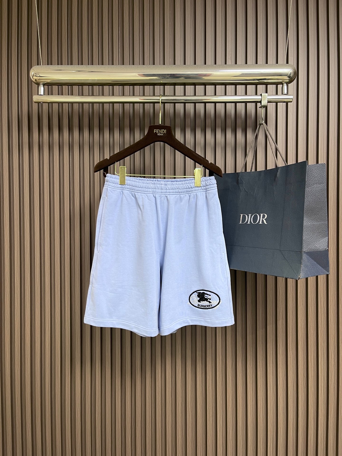 NO:845080,Burberry 2026ss spring and summer series new shorts, made of lightweight turned velvet cotton fabric, showing a casual fit. Embellished with flocked brand logo prints, and the knight's seal created by overlapping chain stitch embroidery, derived from the archive pattern of the brand's bags in the 1980s. Size S-XL 46-52 46 size pants length 51 waist 69 hips 112 48 size pants length 52 waist 73 hips 116  Size 50 pants length 53, waist 77, hips 120, size 52 pants length 54, waist 81, hips 124,,burberry,shorts,19860909Burberry 2026ss春夏系列新款短裤,选用轻盈翻面绒棉质面料制成,呈现休闲版型.点缀植绒品牌徽标印花,铺叠链式缝线刺绣打造的骑士印章,源自 1980 年代品牌包款的典藏图案.尺码S-XL 46-52 46码裤长51 腰围69臀围112 48码裤长52 腰围73 臀围116 50码裤长53 腰围77 臀围120 52码裤长54 腰围81 臀围124,,burberry,shorts,,Men's clothing