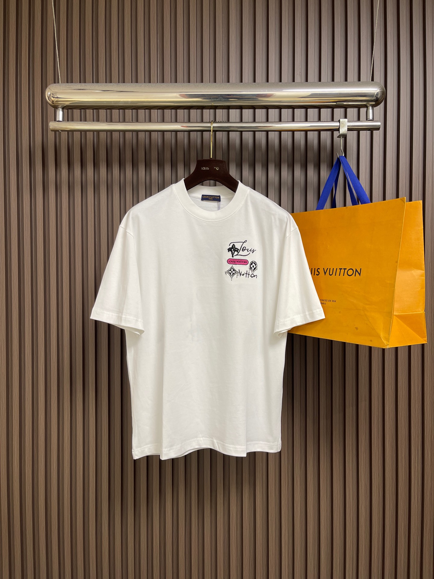 NO:847356,LV  The 2026SS new summer embroidered round neck short-sleeved T-shirt is made of imported high-end pure cotton fabric with fine texture and skin-friendly texture, soft and breathable to the touch. It has excellent breathability and drape, ensuring the quality and practicality of the T-shirt. The neckline adopts a classic round neck design, which fits the neck line, is neat and stylish, and is not picky about the dressing style. It can easily adapt to various indoor and outdoor wear scenarios;  The body adopts the brand's iconic Monogram scattered dot embroidery process. The embroidery is full and three-dimensional, the stitching is neat and delicate, and the craftsmanship is exquisite. It breaks the monotony of pure white and adds a sense of detailed design. It is low-key but fully demonstrates the brand recognition. The cuffs are designed with flat edges, and the lines are neat and delicate. They fit the body shape and are not easy to deform, showing French luxury and trendy style. Size M-XXL  M size bust 110 shoulder width 51.5 length 71 L size bust 114 shoulder width 52.5 length 7319860909LV 2026SS夏季新款刺绣圆领短袖T恤,采用进口高端纯棉面料,质地细腻亲肤,触感柔软透气,兼具优异的透气性与垂坠感,保证了T恤的品质与实用性；领口采用经典圆领设计,贴合颈部线条,利落有型,不挑穿搭风格,轻松适配各种内搭外穿场景；衣身采用品牌标志性Monogram散点刺绣工艺,刺绣饱满立体,针脚工整细腻,工艺精湛,打破纯白单调感,增添细节设计感,低调却尽显品牌辨识度；袖口采用平整收边设计,走线工整细腻,贴合身形不易变形,尽显法式奢华与潮流格调.尺码M-XXL  M码 胸围110 肩宽51.5 衣长71 L码 胸围114 肩宽52.5 衣长73  XL码 胸围118 肩宽53.5 衣长75 XXL码 胸围122 肩宽54.5 衣长76,,louis vuitton,T-shirt,tees，t-shirt,,Men's clothing