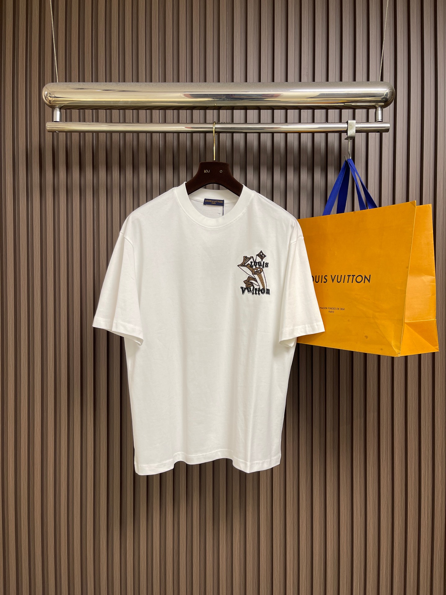 NO:848700,LV  The 2026SS new summer embroidered round neck short-sleeved T-shirt is made of imported high-end pure cotton fabric with fine texture and skin-friendly texture, soft and breathable to the touch. It has excellent breathability and drape, ensuring the quality and practicality of the T-shirt. The neckline adopts a classic round neck design, which fits the neck line, is neat and stylish, and is not picky about the dressing style. It can easily adapt to various indoor and outdoor wear scenarios;  The body adopts the brand's iconic Monogram scattered dot embroidery process. The embroidery is full and three-dimensional, the stitching is neat and delicate, and the craftsmanship is exquisite. It breaks the monotony of pure white and adds a sense of detailed design. It is low-key but fully demonstrates the brand recognition. The cuffs are designed with flat edges, and the lines are neat and delicate. They fit the body shape and are not easy to deform, showing French luxury and trendy style. Size M-XXL  M size bust 110 shoulder width 51.5 length 71 L size bust 114 shoulder width 52.5 length 7319860909LV 2026SS夏季新款刺绣圆领短袖T恤,采用进口高端纯棉面料,质地细腻亲肤,触感柔软透气,兼具优异的透气性与垂坠感,保证了T恤的品质与实用性；领口采用经典圆领设计,贴合颈部线条,利落有型,不挑穿搭风格,轻松适配各种内搭外穿场景；衣身采用品牌标志性Monogram散点刺绣工艺,刺绣饱满立体,针脚工整细腻,工艺精湛,打破纯白单调感,增添细节设计感,低调却尽显品牌辨识度；袖口采用平整收边设计,走线工整细腻,贴合身形不易变形,尽显法式奢华与潮流格调.尺码M-XXL  M码 胸围110 肩宽51.5 衣长71 L码 胸围114 肩宽52.5 衣长73  XL码 胸围118 肩宽53.5 衣长75 XXL码 胸围122 肩宽54.5 衣长76,,louis vuitton,T-shirt,tees，t-shirt,,Men's clothing