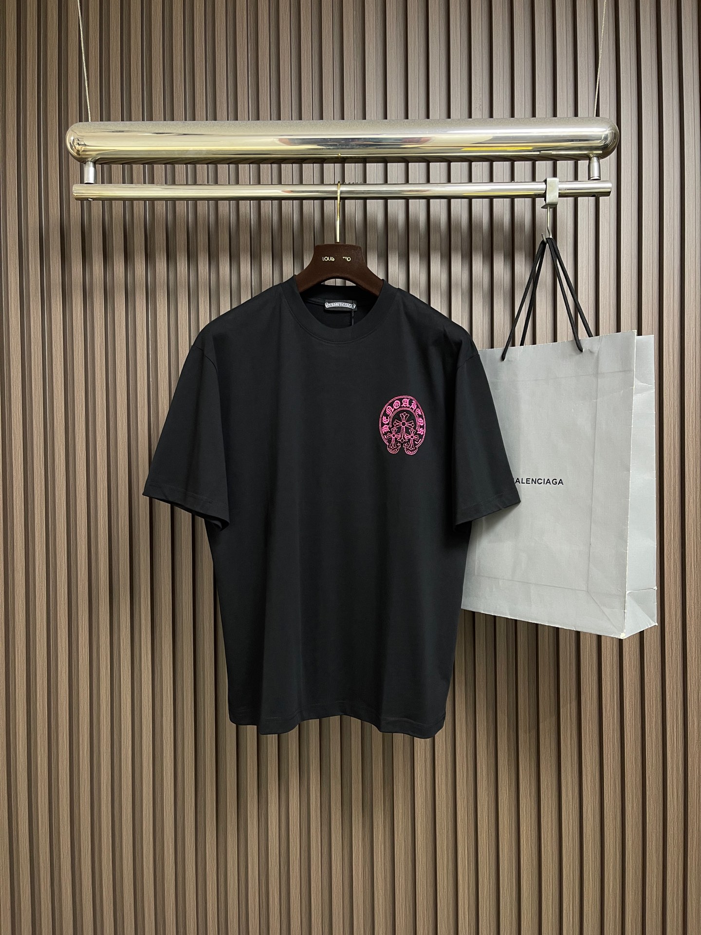 NO:845111,CH Crow Heart men's embroidered three-dimensional logo round neck short-sleeved T-shirt breaks the rules.  Imported fabrics supplied by customers!  Soft, delicate, warm and light, the texture is different from ordinary cotton fabrics.  A slight sense of heaviness is the real essence.  The details and process design of the one-piece molding are top-notch, and the stitching of the collar is small, neat and meticulous.  Wear it alone as an inner layer and it never goes out of style!  The color of the high-temperature treatment is oily and delicate, and the touch is extremely soft. The pattern has a concave and convex full frosted texture, and the three-dimensional effect is super strong. Sizes M-XXL  Clothing length 76,,chrome hearts,T-shirt,tees,t-shirt,19860909CH 克罗心男士刺绣立体logo圆领短袖T恤 打破常规．进口客供面料！柔软细腻温润轻盈,质感区别于普通棉质面料．略带厚重感才是真正的精髓所在．一体成型的细节与工艺设计堪称一流,领部走线针距小而工整更细致入微．单穿内搭永不过时！高温处理的色泽油润细腻,手感极为柔和,图案呈现凹凸饱实磨砂质感,立体感超强.尺码M-XXL  M码 胸围110 肩宽51.5 衣长71 L码 胸围114 肩宽52.5 衣长73  XL码 胸围118 肩宽53.5 衣长75 XXL码 胸围122 肩宽54.5 衣长76,,chrome hearts,T-shirt,tees，t-shirt,,Men's clothing