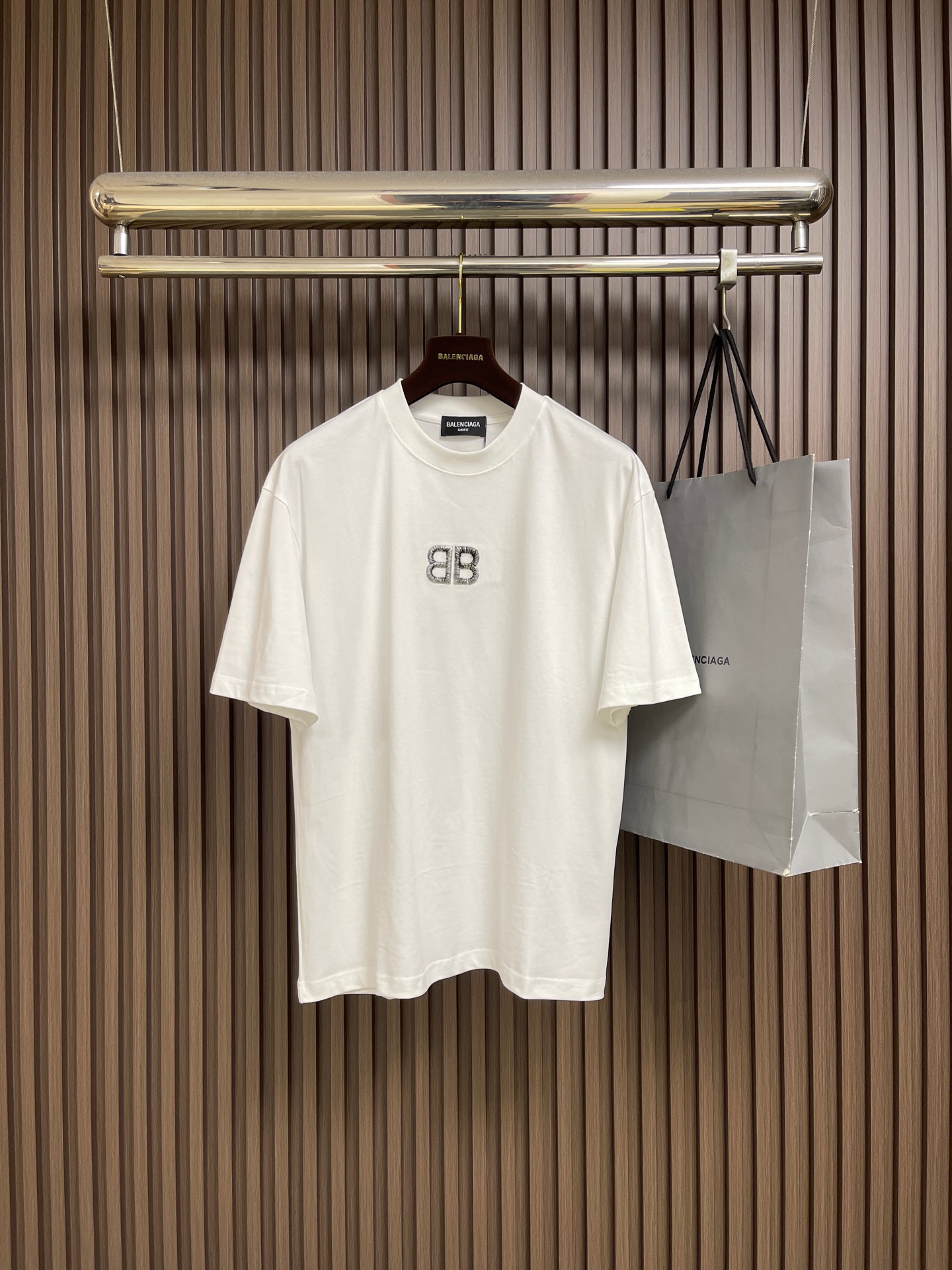 NO:848691,Balenciaga embroidered logo round-neck short-sleeved T-shirt, custom-woven and dyed 100% pure cotton double-ply fabric, garment-washed, high-definition scanned pattern on the front to perfectly restore the laser positioning machine print, ribbed fabric at the neck, custom-woven and dyed, overall straight and delicate lines, comfortable and soft fabric, consistent color without color difference, customized accessories. Sizes M-XXL M, bust 110, shoulder width 51.5, length 71 L, bust 114  Shoulder width 52.5, length 73 XL, bust 118, shoulder width 53.5, length 75, size XXL, bust 122, shoulder width 54.5, length 76, balenciaga, T-shirt, tees, t-shirt,19860909Balenciaga 刺绣logo圆领短袖T恤,定织定染百分百纯棉双股面料 成衣洗水 前幅高清扫描图案完美还原激光定位机印 领口罗纹面料定织定染色 整体走线平直细腻 面料舒适柔软 颜色一致无色差,定制辅料.尺码M-XXL  M码 胸围110 肩宽51.5 衣长71 L码 胸围114 肩宽52.5 衣长73  XL码 胸围118 肩宽53.5 衣长75 XXL码 胸围122 肩宽54.5 衣长76,,balenciaga,T-shirt,tees，t-shirt,,Men's clothing
