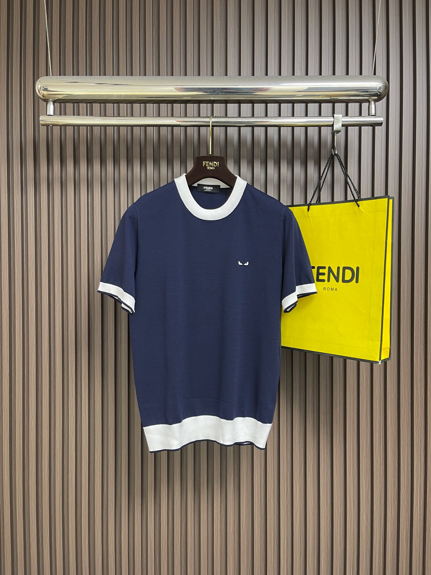 NO:845183,FENDI  2026ss new summer men's knitted round neck short-sleeved T-shirt is woven with ultra-fine fiber and high-elastic Yilite yarn. The texture and texture are super soft, very light and soft, and the hand feels extremely delicate and silky. The finer the yarn  The harder the workmanship is, the more time-consuming and material-consuming it is. It is a rare and rare product. The particularity of the fabric of each piece of clothing makes it silky soft and smooth. The unique embroidery pattern on the chest can feel its softness and smoothness when it comes into contact with the skin!  The overall design is simple and elegant, continuing the classic, calm and elegant classic color scheme, naturally exuding casual elegance. Sizes M-3XL, fendi, T-shirt, tees, t-shirt,19860909FENDI 2026ss夏季新品男士针织圆领短袖T恤,采用纤维超细与高弹的伊力特纱线织造而成,质感与纹理都是超级的柔和,非常的轻薄柔软,手感极其的细腻丝滑,纱线越细做工就越难,并且非常的耗时耗料,超级难得一见的佳品,每件衣服的面料的特殊性使它具有丝般的柔软和润滑,胸前独特刺绣图案,与肌肤接触就能感觉到它的柔软和爽滑！整体简洁、大气,延续经典,沉稳大气的经典配色,自然散发出的休闲儒雅 尺码M-3XL,,fendi,T-shirt,tees，t-shirt,,Men's clothing