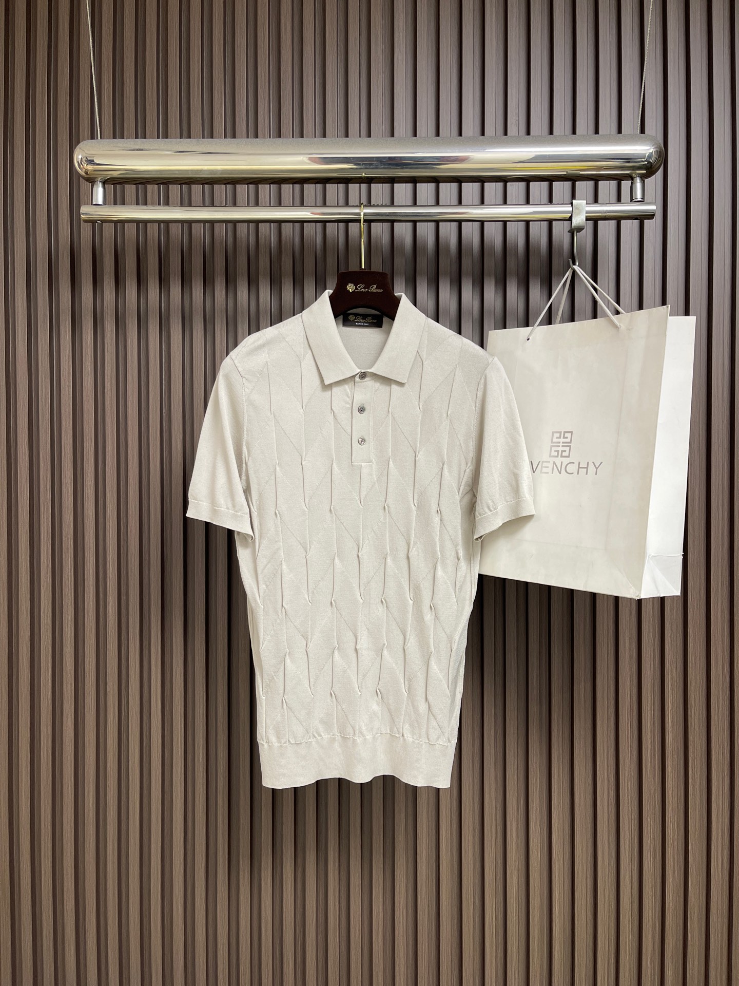 NO:848698,LP LoroPiana 2026ss new knitted short-sleeved Polo shirt, made of selected imported knitted materials, 16-needle dense stitching, clear texture, shiny, full of high-end luxury quality; the comfort of wearing next to the body is unmatched by ordinary knitted sweaters, softer and more delicate, comfortable and skin-friendly, good elasticity, no restraint, the upper body is crisp and stylish, not easy to wrinkle and deform, simple and elegant, light business style. Size M-3XL,,loro  piana,loro piana,T-shirt,19860909LP LoroPiana 2026ss新款针织短袖Polo衫,精选进口针织料制成,16针密致针法,纹理清晰,有光泽,尽显高端奢华品质；贴身穿着的舒适度是普通针织衫无法比拟的,更加软糯细腻,舒适亲肤,弹性好,无约束感,上身挺括有型,不易起皱变形,简单大方,轻商务风格.尺码M-3XL,,loro piana,loro piana,T-shirt,,Men's clothing