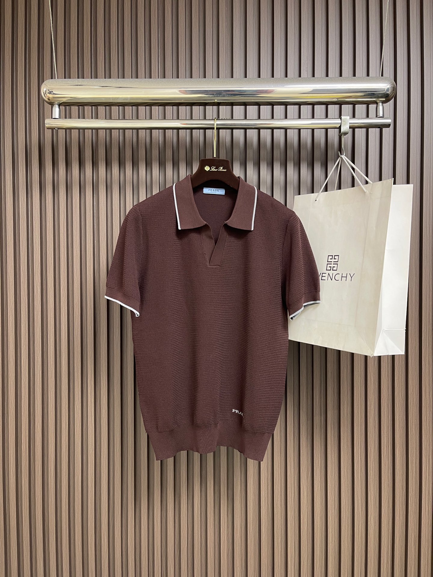 NO:845120,PRADA 2026ss new spring and summer knitted short-sleeved Polo, comfortable and good-looking, visible on the upper body. Custom-imported high-end knitted Tencel fabric, with a delicate, silky and textured feel. The upper body is comfortable, breathable and refreshing. Perfect three-dimensional slim fit. The seams and seams are very rigorous and elegant. Sizes M-3XL, prada, T-shirt,19860909PRADA 2026ss春夏新款针织短袖Polo,舒适好看上身可见 定制进口高端针织天丝面料,手感细腻丝滑有质感,上身舒适透气清爽 完美立体修身剪裁 锁边缝盘都非常严谨考究.尺码M-3XL,,prada,T-shirt,,Men's clothing