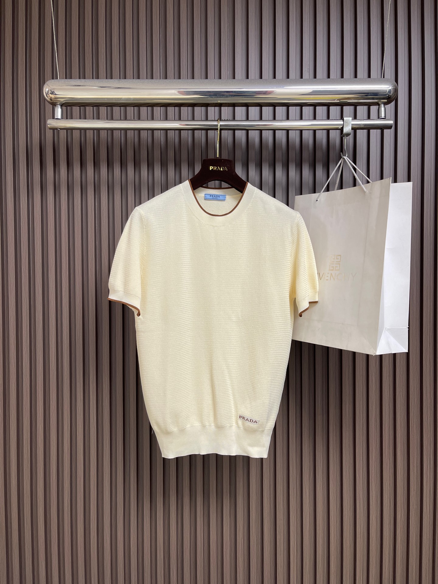 NO:848696,Prada letter logo knitted short-sleeved T-shirt, custom-woven and dyed luxury ultra-fine ice silk wool, soft and silky, comfortable and close to the skin, with deep navy blue as the main color, paired with a touch of smart edges, injecting a sense of agility. The Prada letter logo is embellished on the hem of the body to increase brand recognition. It outlines a simple outline with pure lines, breaks the monotony in a concise way, and displays a luxurious texture in a low-key manner. It uses imported machine embroidery technology  The computer control system and precision mechanical components used realize the Prada logo embroidery operation with high precision, smooth and delicate lines, and curved thread structure. By changing the stitching method and the arrangement of the yarn during the knitting process, the yarn is distributed in a curved shape in the fabric. The garment washing water is softened and deodorized. The clothes are deeply cleaned and deodorized through professional washing equipment and specific detergents.  Improve the feel and appearance of clothing. The overall wiring is straight and delicate, the fabric is comfortable and soft, and the color is consistent without color difference. It can be matched with the same style to create a fashionable look and control various occasions. Customized accessories, complete with three standards, same style for men and women!  Size M-3XL,,prada,T-shirt,tees,t-shirt,19860909Prada 字母徽标针织短袖T恤,定织定染奢润超细冰丝毛料 柔软丝滑 舒适贴肤 以深邃藏蓝为主色调 搭配上那抹灵动的边缘 注入灵动气息 衣身下摆处饰以Prada 字母徽标作点缀 增添品牌辨识度 以纯粹的线条勾勒出简洁的轮廓 以简洁的方式打破单调 低调中尽显奢华质感.采用进口机刺绣工艺 使用的计算机控制系统和精密的机械部件 实现Prada标志刺绣作业 精度高 线条流畅而细腻.曲型螺纹组织 通过改变针织过程中的针法和纱线的排列方式 使纱线在织物中呈现出曲线状的分布 成衣洗水加软去味工艺 通过专业的洗涤设备和特定的洗涤剂 对衣物进行深度清洁和去味处理 改善衣物的手感和外观.整体走线平直细腻,面料舒适柔软,颜色一致无色差 能与同款搭配营造时尚造型,驾驭各种场合,定制辅料,三标齐全,男女同款！尺码M-3XL,,prada,T-shirt,tees，t-shirt,,Men's clothing