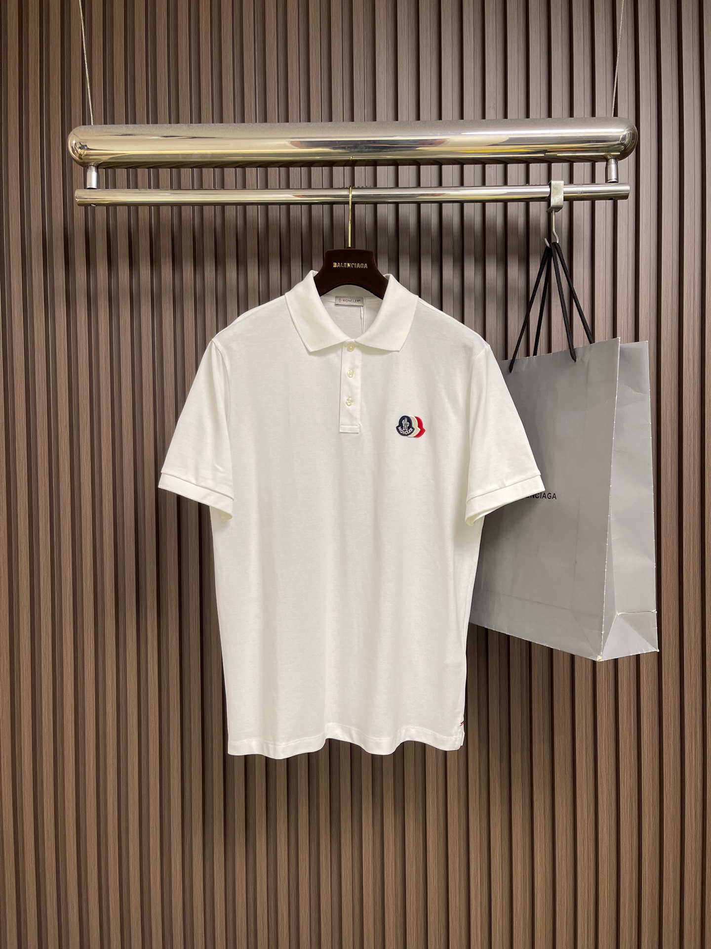 NO:845058,MONCLER patch logo short-sleeved Polo shirt, custom-woven combed pique cotton, crisp and stylish, breathable and skin-friendly, with obsidian black as the base, with a matte matte texture, calm and high-end, the classic three-color logo patch perched on the left chest, red, white and blue contrasting colors like gem inlays, lighting up the fresh tone and echoing the hidden red and blue webbing at the hem.  The French elegance and calmness are displayed in the silent place. The imported special machine infrared positioning logo patch is more precise and firm. It uses imported machine embroidery technology and uses advanced computer control systems and precision mechanical components to achieve red and blue ribbon work with high precision. The lines are smooth and delicate, and the fabrics have been fermented and washed. They have a better hand feel and texture. They are not easy to deform, not easy to shrink, not easy to fade, and maintain long-term beauty. The overall wiring is straight and delicate, the fabric is comfortable and soft, and the color is consistent and has no color difference.  Can be matched with the same style to create a fashionable look, to control various occasions, customized accessories, three standards, the same style for men and women! M-XXL M size bust 104 shoulder width 45 length 70 L size bust 108 shoulder width 46 length 72 XL size bust 112 shoulder width 47 length 74 XXL size bust 116 shoulder width 48 length 76,,19860909MONCLER 贴片标识短袖Polo衫,定织精梳珠地棉 挺括有型 透气亲肤 以暗夜曜石黑为底 自带哑光雾面质感 沉敛又高级 经典三色标识贴片栖于左胸 红白蓝撞色如宝石镶嵌 点亮清新基调 与下摆隐匿的红蓝织带遥相呼应 一明一暗间勾勒品牌基因 删繁就简 以纯色为底 标识为印 于无声处尽显法式奢雅与从容风骨采用进口专机红外线定位标识贴片” 位置更为精准 牢固结实.采用进口机刺绣工艺 使用先进的计算机控制系统和精密的机械部件 实现的红蓝织带工作 精度高 线条流畅而细腻,面料都经过酵洗 手感质感更佳 不易变形 不易缩水 不易褪色 保持长久的美观.整体走线平直细腻,面料舒适柔软,颜色一致无色差 能与同款搭配营造时尚造型,驾驭各种场合,定制辅料,三标齐全,男女同款！M-XXL M码 胸围104肩宽45 衣长70 L码胸围108肩宽46 衣长72 XL码 胸围112 肩宽47 衣长74 XXL码 胸围116 肩宽48 衣长76,,T-shirt,,Men's clothing