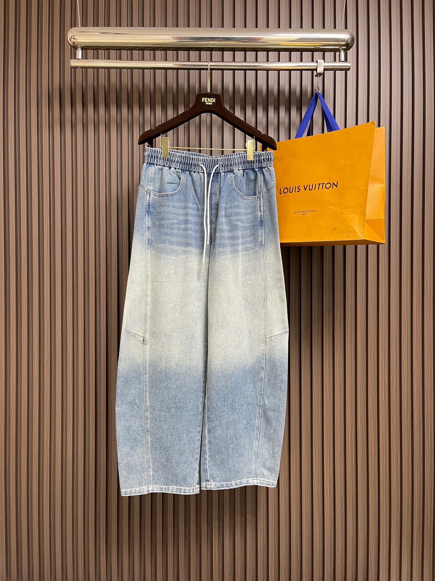 NO:847329,Loewe  Color-blocked loose jeans unlock a new trend. These color-blocked fashionable casual loose jeans are a must-have for fashionistas' wardrobes. They cleverly splice different colors to break the monotony of traditional jeans, creating a unique visual layering that makes them easily the center of attention when walking on the street. The loose fit is not flattering on your body shape, and is very friendly to all leg types, making it comfortable to wear.  Restraint and freedom of movement. High-quality denim fabric, soft and skin-friendly yet wear-resistant, with both comfort and durability. Whether paired with a simple white T-shirt to show casualness or a short top to highlight your personality and fashion, it can be perfectly adapted and easily control a variety of styles, allowing you to confidently shine in different occasions and release your unique charm. Sizes XS-L  XS size, waist size 72, leg size 64, trousers length 104, S size, waist size 76, leg size 66, trousers length 105, M size, waist size 80, leg size 68, trousers length 106, L size, waist size 84, leg size 70, trousers length 107,,loewe,jeans,19860909Loewe 拼色宽松牛仔裤,解锁潮流新姿势,这条拼色时尚休闲宽松牛仔裤,是时尚达人的衣橱必备.它将不同色彩巧妙拼接,打破传统牛仔裤的单调,营造出独特视觉层次感,走在街头轻松成为焦点.宽松的版型不挑身材,对各种腿型都十分友好,穿着自在无束缚,活动自如.优质牛仔面料,柔软亲肤又耐磨,兼具舒适感与耐用性.无论是搭配简约白T,展现休闲随性；还是配上短款上衣,凸显个性时尚,它都能完美适配,轻松驾驭多种风格,让你在不同场合都能自信出彩,尽情释放独特魅力.尺码XS-L XS码 腰围72 腿围64 裤长104  S码 腰围76 腿围66 裤长105 M码 腰围80 腿围68 裤长106  L码 腰围84 腿围70 裤长107,,loewe,jeans,,Men's clothing