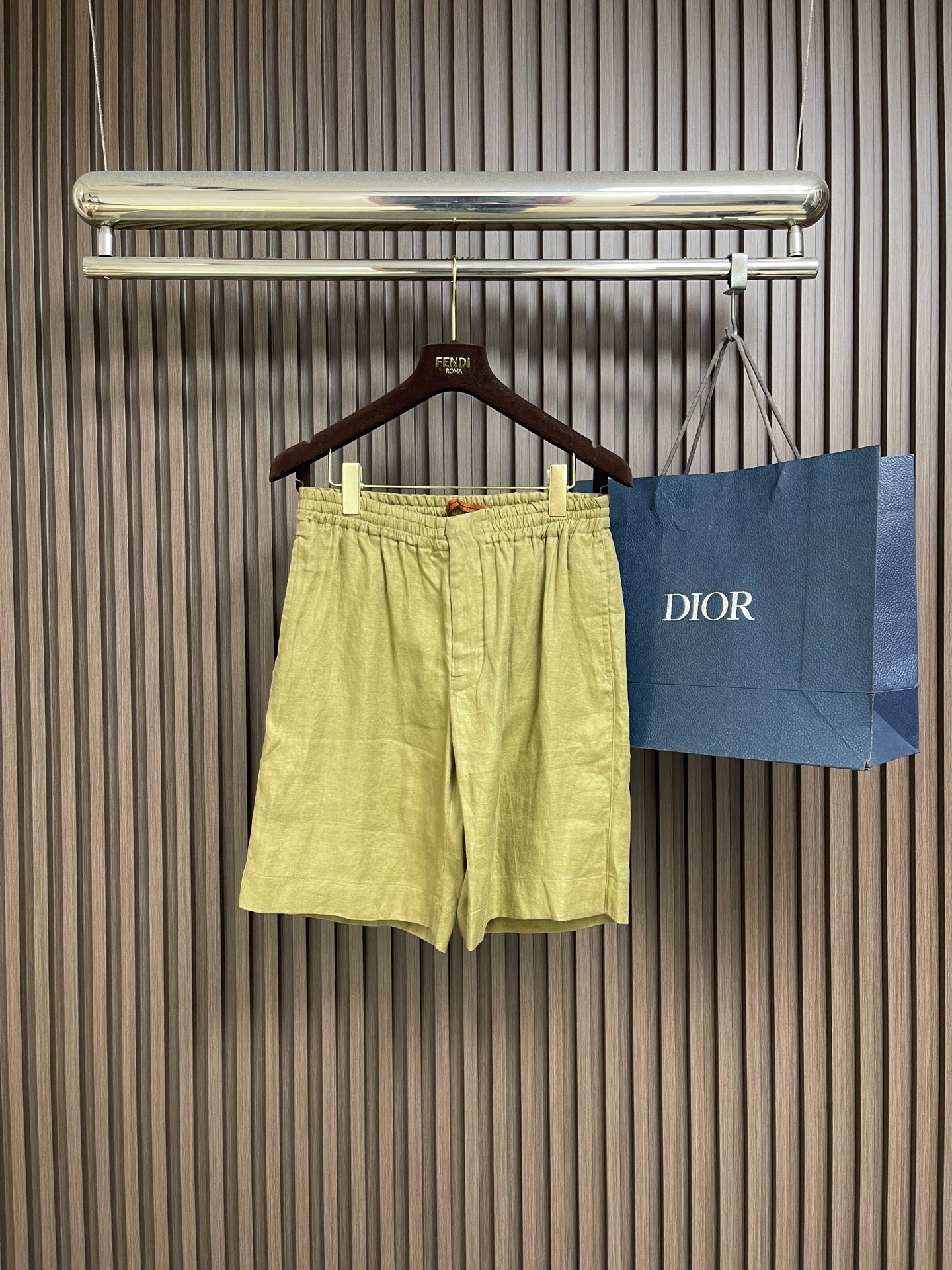 NO:845083,Zegna 2026SS summer new solid color shorts made of hemp material, classic hemp summer twill shorts, the color is modern and fashionable, the fabric feels light and breathable, it is cool and not greasy when worn close to the body, bringing you the ultimate comfortable wearing experience in the hot summer. Size S-XXL,,shorts,19860909Zegna 2026SS夏季新款全麻料纯色短裤,经典全麻夏季斜纹短裤,配色现代时尚,面料触感轻薄透气,贴身穿着凉爽不腻身,在炎热的夏天给你带来极致舒适的穿着体验.尺码S-XXL,,shorts,,Men's clothing
