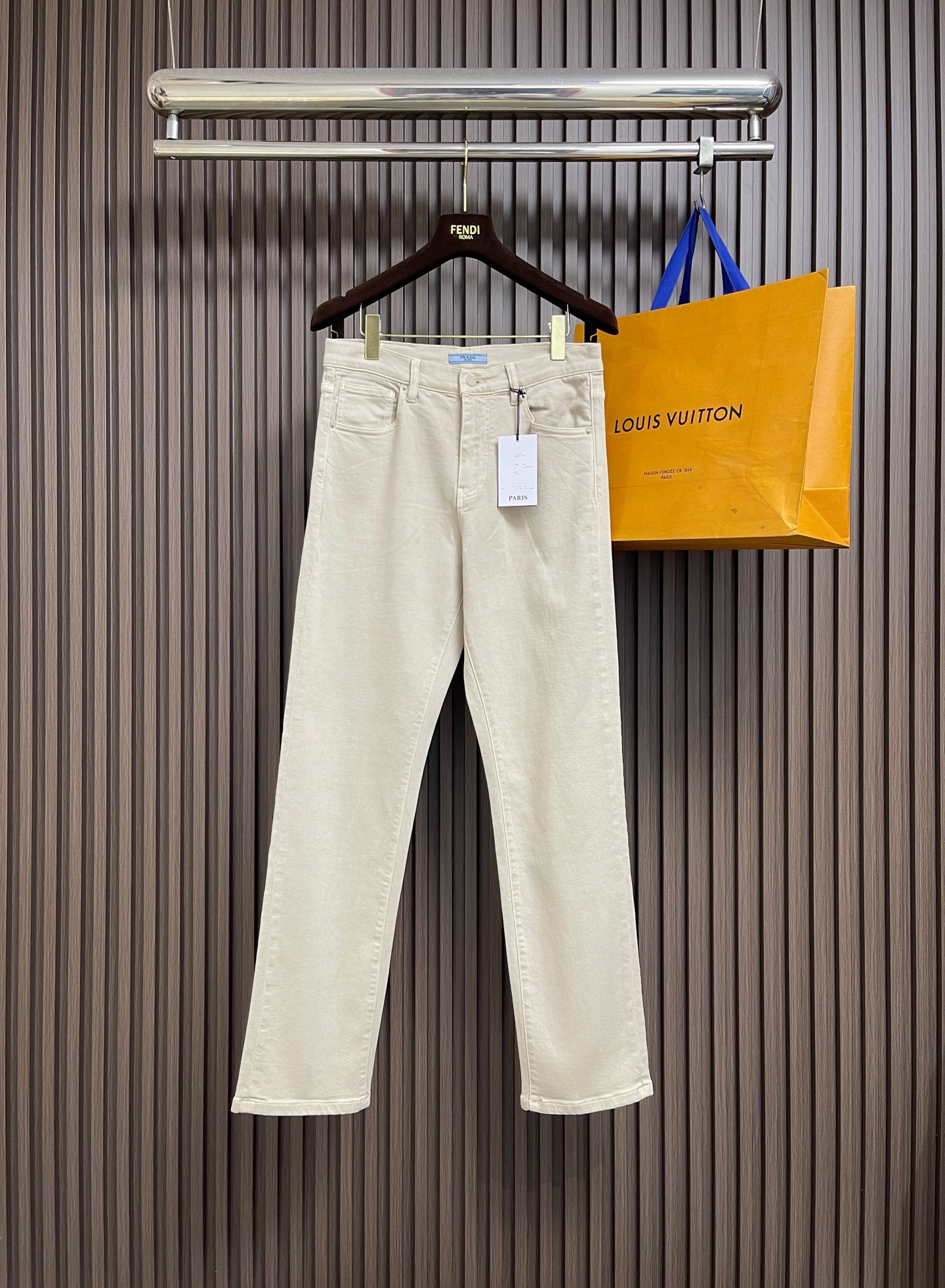 NO:847332,Prada 2026ss back pocket triangle logo jeans. Original customized replica. Hardware accessories provided by customers. Original quality imported denim fabric with heavy industrial washing. Fine workmanship and routing. Excellent upper body. Preferred item. Sizes 29-36, no 35,, prada, jeans,19860909Prada 2026ss后袋三角标识牛仔裤 原版定制复刻 客供五金辅料 原单品质进口牛仔面料重工洗水 做工走线精细上身绝佳,优选单品.尺码29-36 无35,,prada,jeans,,Men's clothing