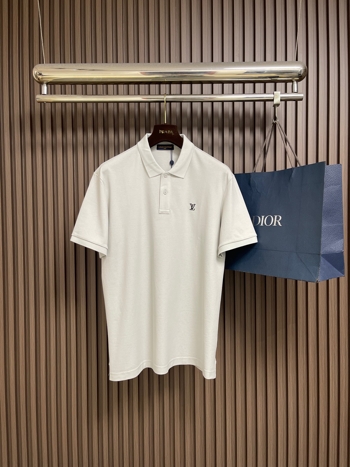 NO:845126,LV classic standard piqué cotton basic style POLO, light luxury men’s essential shirt for commuting  Stand-up collar short-sleeved T-shirt, made of high-count pique mesh pure cotton, with fine and three-dimensional texture, breathable and sweat-wicking, dry and not stuffy, with stiff bones, not easy to deform or wrinkle after long-term wear, soft and skin-friendly and neat fit, comfortable and unrestricted to wear in spring and summer. Classic lapel POLO design, simple and elegant, two-button placket is exquisite and neat, modifying the neck line, suitable for daily commuting and business  Suitable for both leisure and daily travel, you can easily wear it with a gentleman's elegant temperament. The three-dimensional LV letter embroidery on the chest is dense and neat, low-key, luxurious and not ostentatious, and the details highlight the brand recognition; the straight fit is neat and straight, not tight or loose, it modifies the body shape, makes you look slimmer and energetic; the cuffs and hem are precision hemmed, durable and not deformed, and full of quality. Sizes XS-XL  XS size shoulder width 46, chest size 106, length 69 size S, size shoulder width 47, chest size 110 size, length 71 size M, size shoulder width 48, chest size 114 size, length 73 size L, size shoulder width 49, size chest 118 size, length 7519860909LV 经典标珠地棉基础款POLO,轻奢男士通勤刚需神衫 立领短袖T恤,甄选高支珠地网眼纯棉,肌理感细腻立体,透气排汗、干爽不闷,自带挺括骨感,久穿不易变形、不起皱,兼顾柔软亲肤与利落版型,春夏穿着舒适无束缚.经典翻领POLO设计,简约大气,两粒扣门襟精致利落,修饰颈部线条,日常通勤、商务休闲、日常出行都适配,轻松穿出绅士儒雅气质.胸口立体LV字母刺绣,走线密实工整,低调轻奢不张扬,细节彰显品牌辨识度；利落合身直筒版型,不紧绷不宽松,修饰身形,显瘦显精神；袖口、下摆精密包边走线,耐穿不变形,品质感拉满.尺码XS-XL XS码肩宽46 胸围106 衣长69  S码肩宽47 胸围110衣长71  M码 肩宽48 胸围114衣长73 L码 肩宽49 胸围118衣长75 XL码 肩宽50 胸围122衣长77,,louis vuitton,T-shirt,tees，t-shirt,,Men's clothing